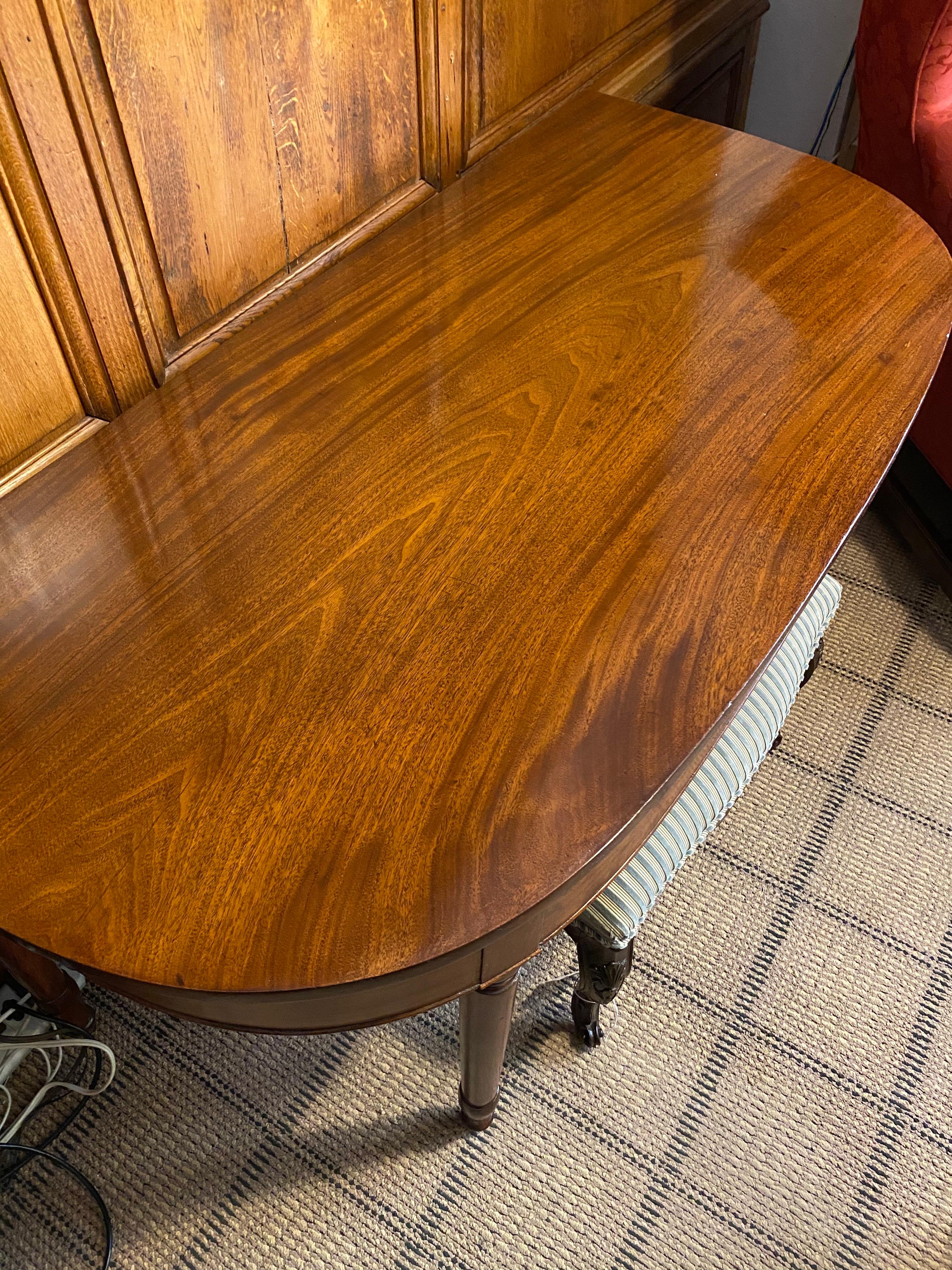 19th Century Mahogany Dining Table with Leaves with Brass Clips In Good Condition For Sale In New York, NY
