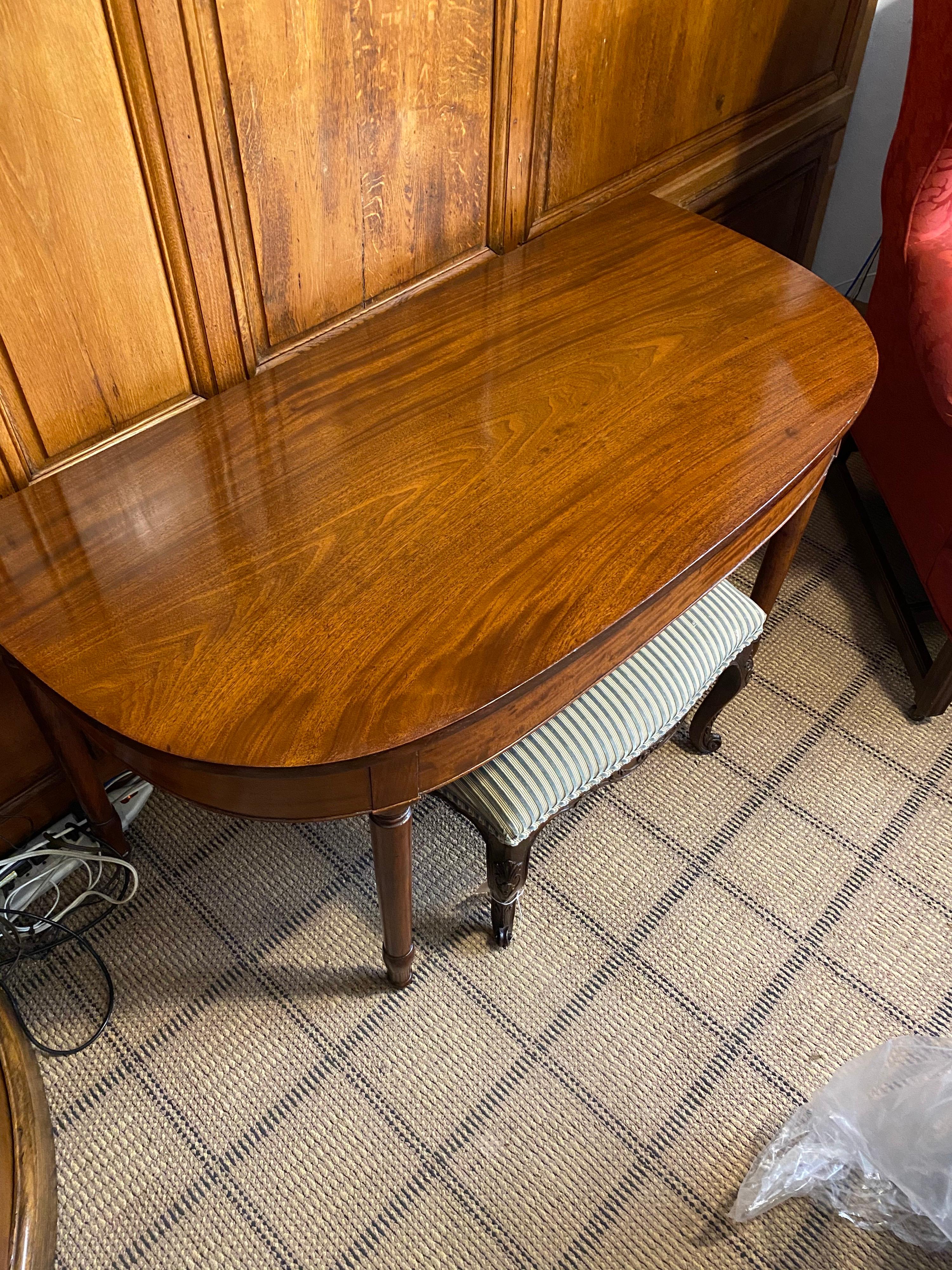 Table de salle à manger du 19e siècle en acajou avec des feuilles avec des Clips en laiton en vente 2
