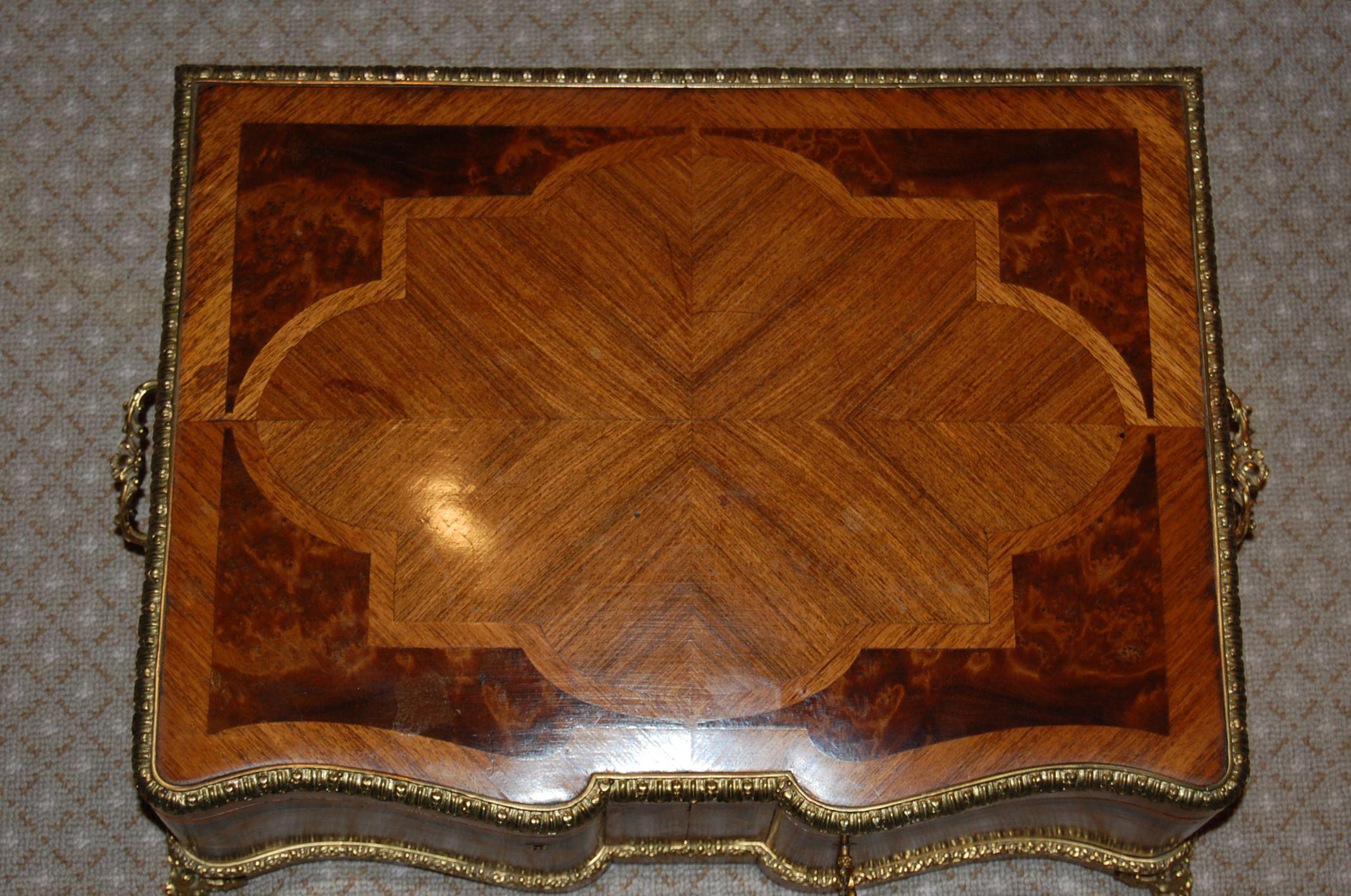 19th Century Mahogany Dresser Box with Silk Lining and Beautiful Parquetry For Sale 5