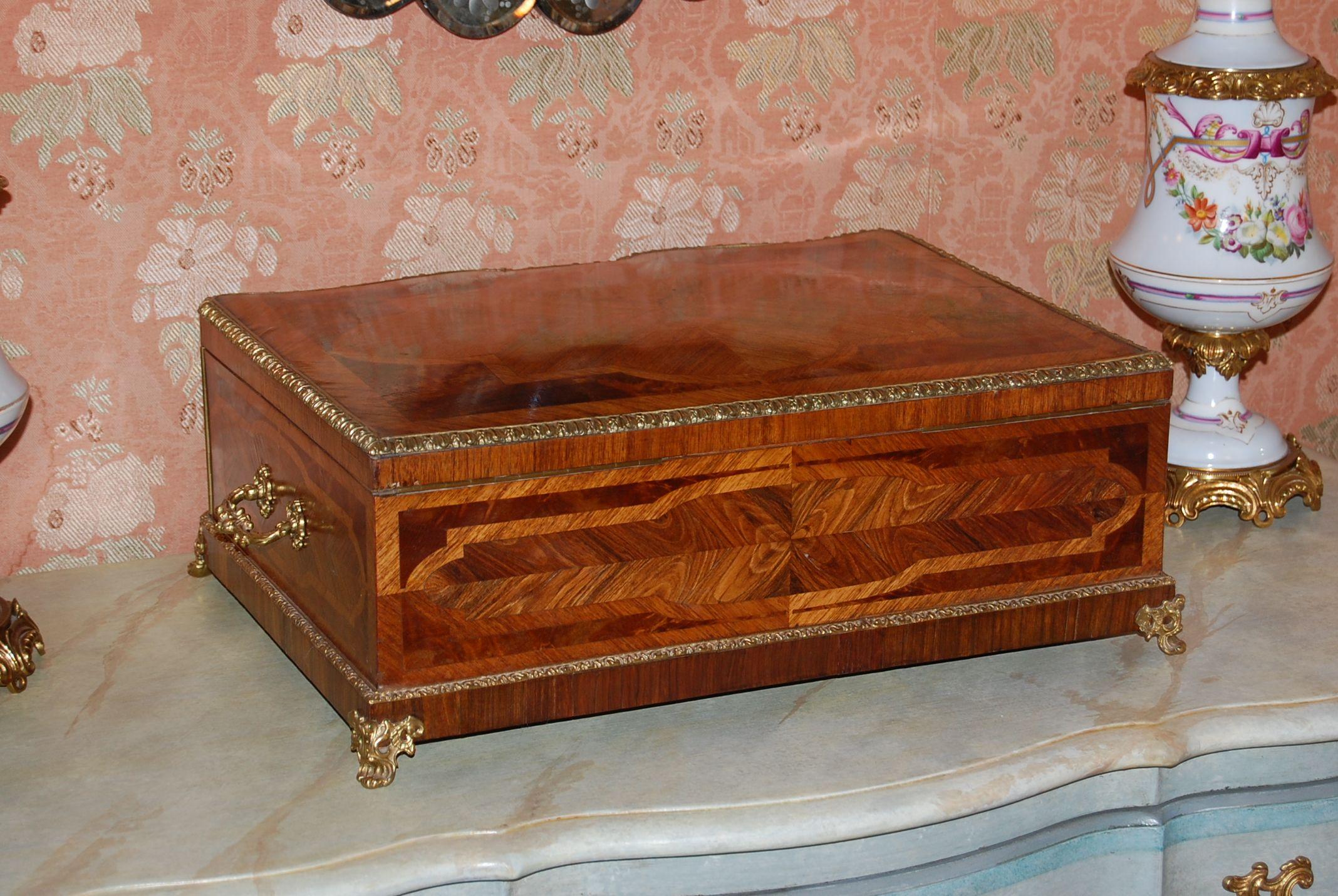 19th Century Mahogany Dresser Box with Silk Lining and Beautiful Parquetry For Sale 6
