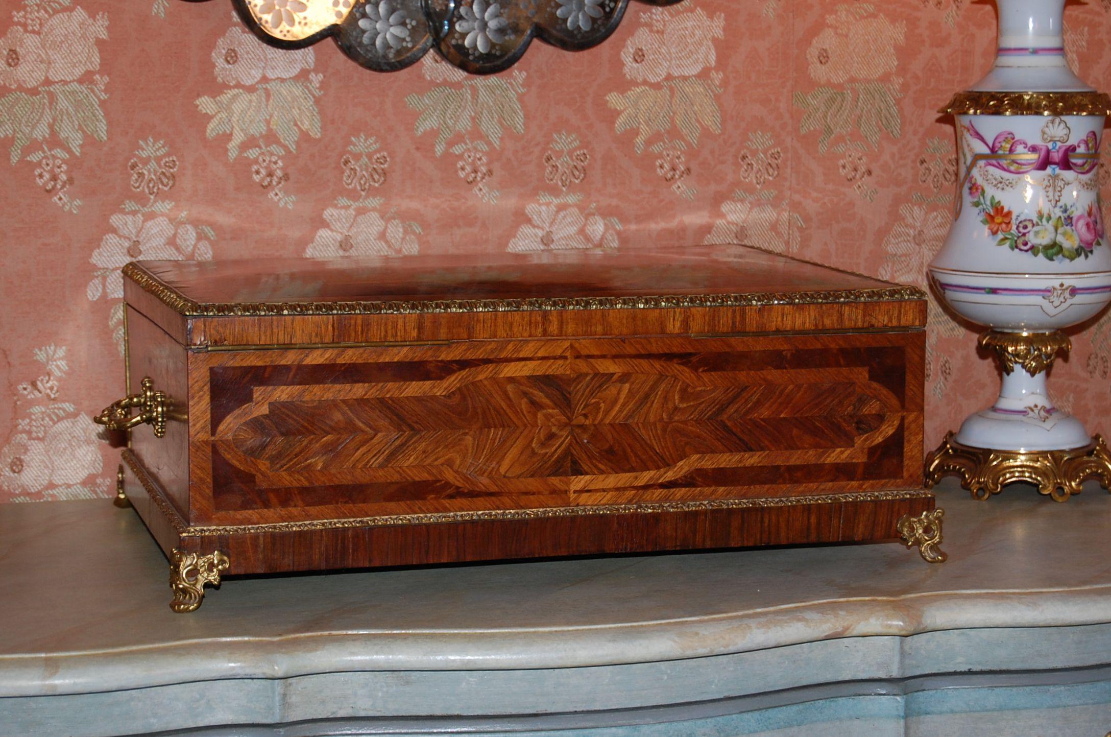 19th Century Mahogany Dresser Box with Silk Lining and Beautiful Parquetry For Sale 7