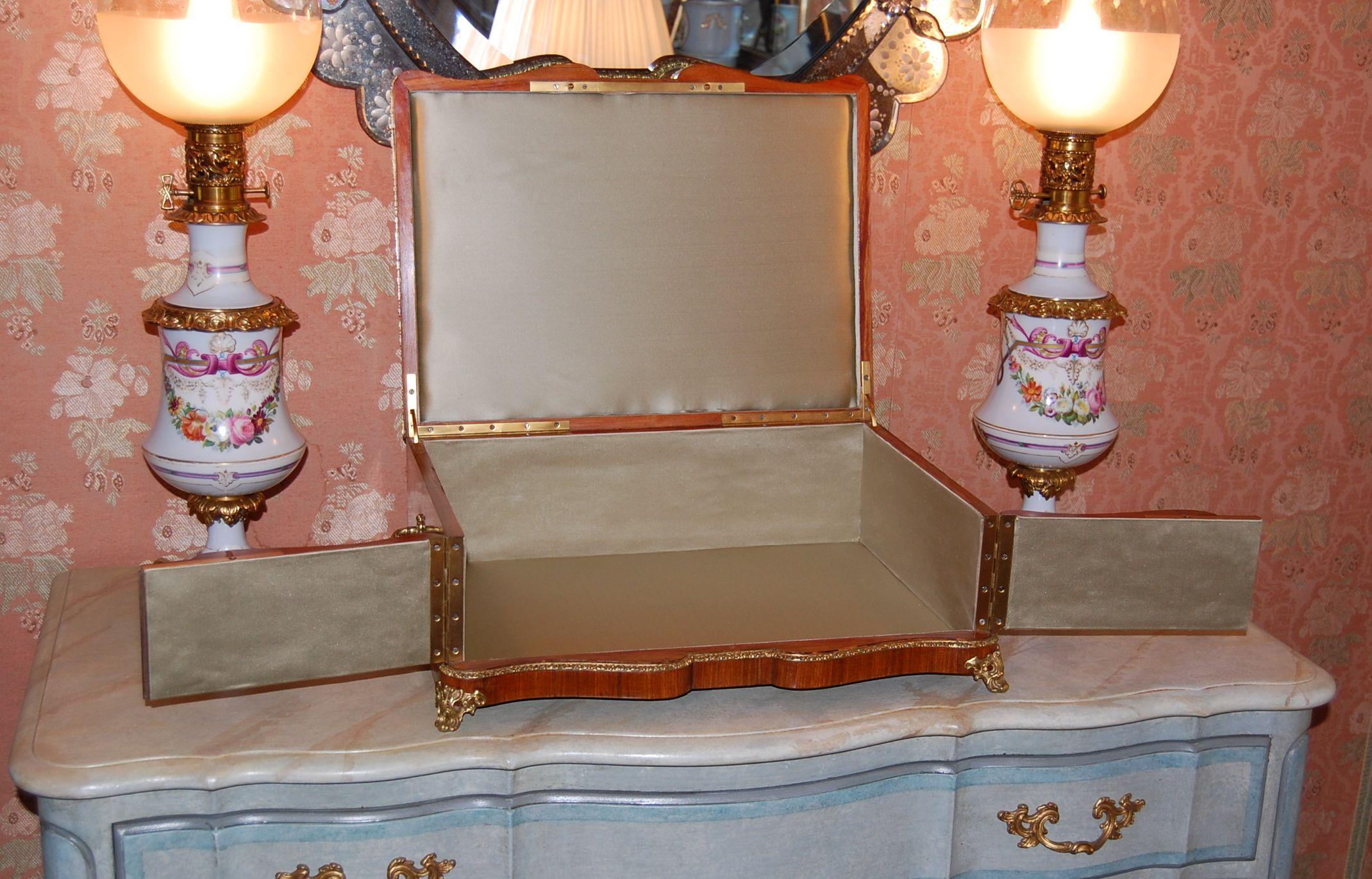 Unknown 19th Century Mahogany Dresser Box with Silk Lining and Beautiful Parquetry For Sale