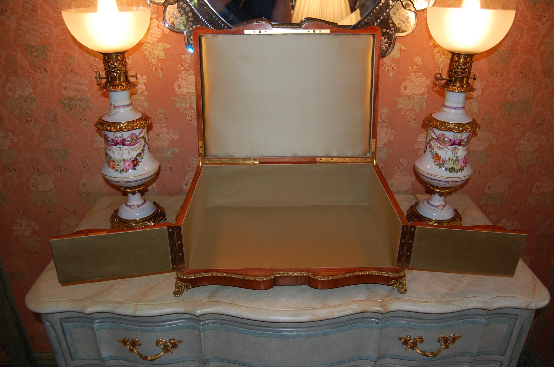 19th Century Mahogany Dresser Box with Silk Lining and Beautiful Parquetry In Good Condition For Sale In Pittsburgh, PA