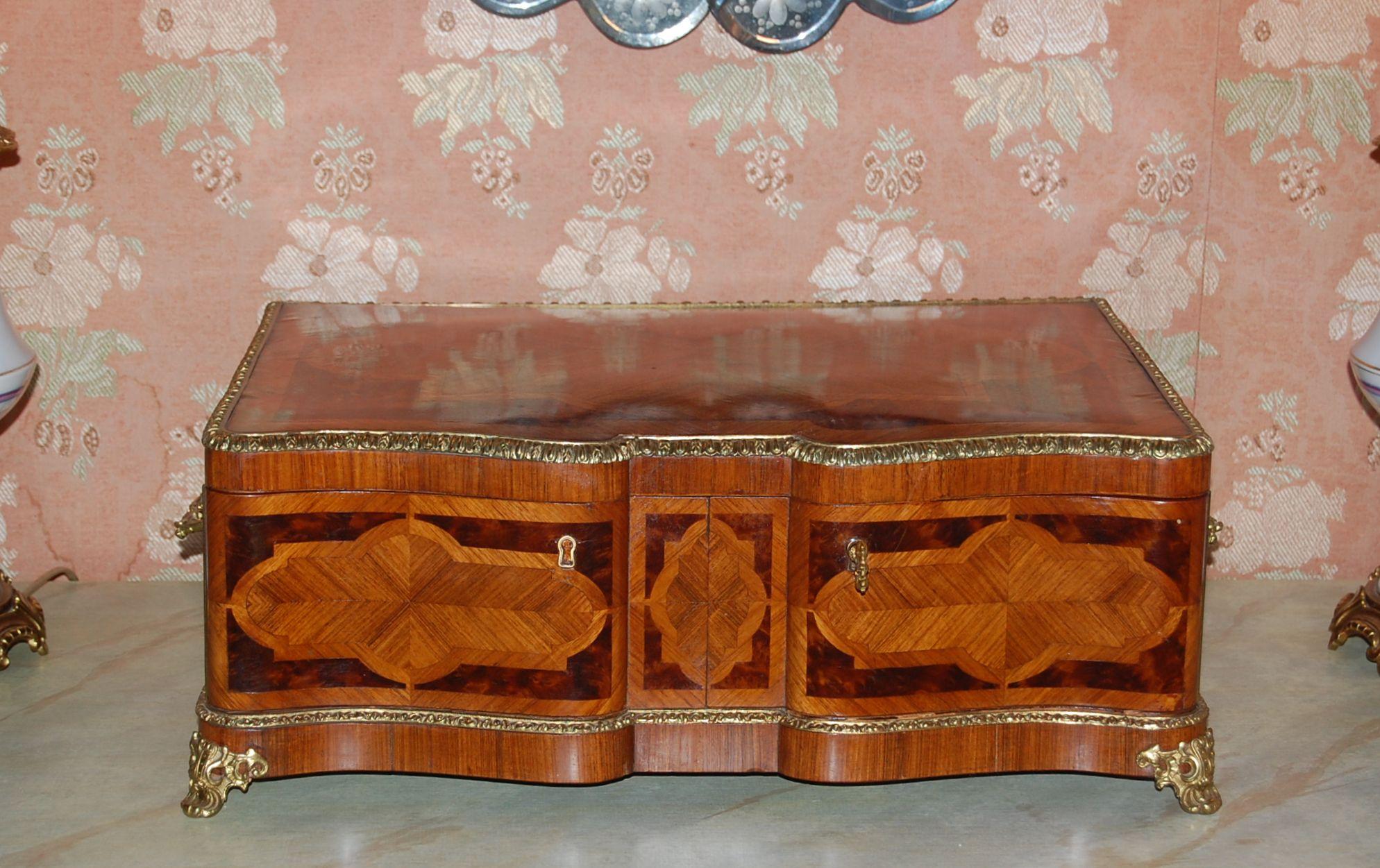19th Century Mahogany Dresser Box with Silk Lining and Beautiful Parquetry For Sale 1