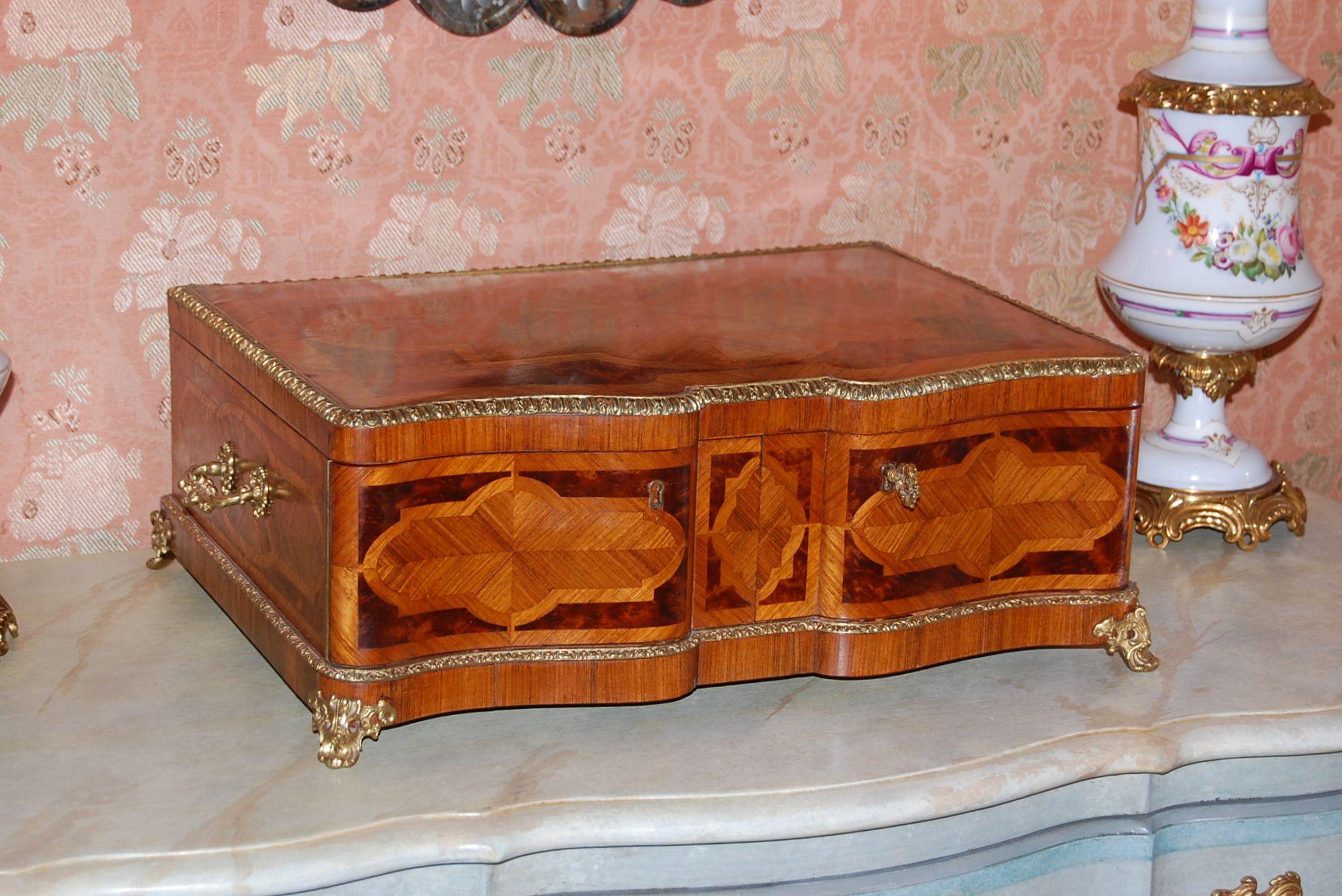 19th Century Mahogany Dresser Box with Silk Lining and Beautiful Parquetry For Sale 2