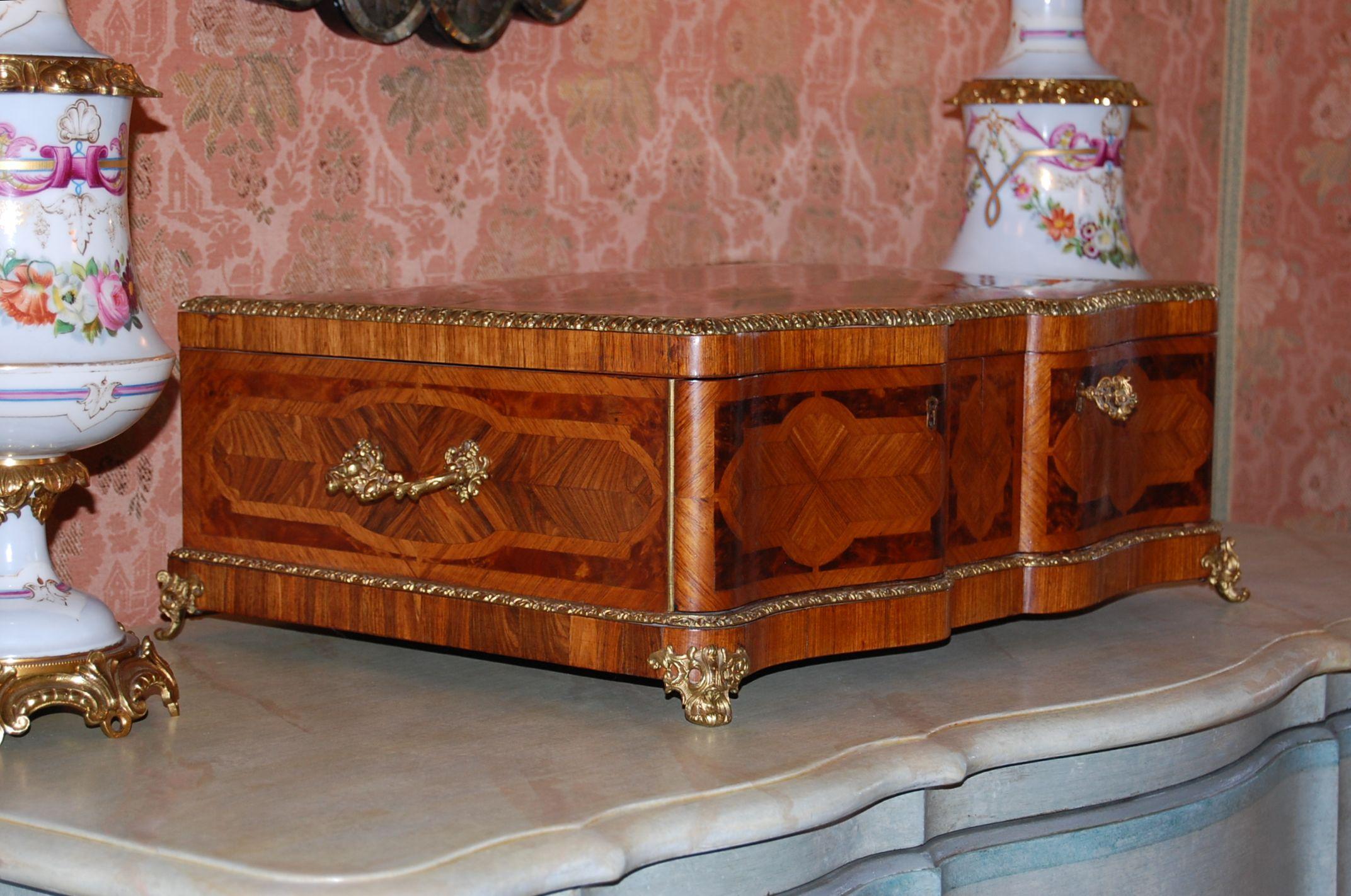 19th Century Mahogany Dresser Box with Silk Lining and Beautiful Parquetry For Sale 3