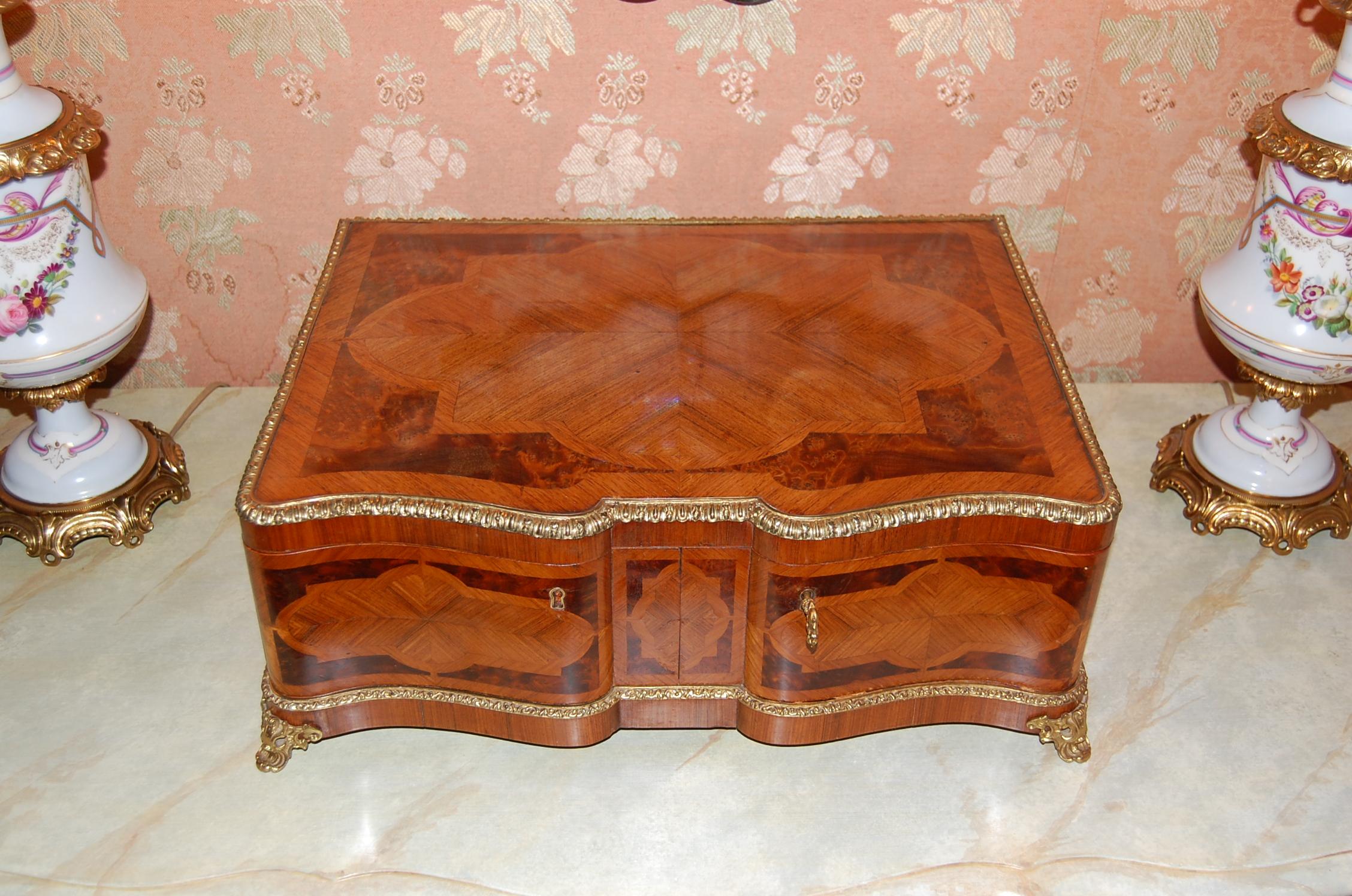 19th Century Mahogany Dresser Box with Silk Lining and Beautiful Parquetry For Sale 4
