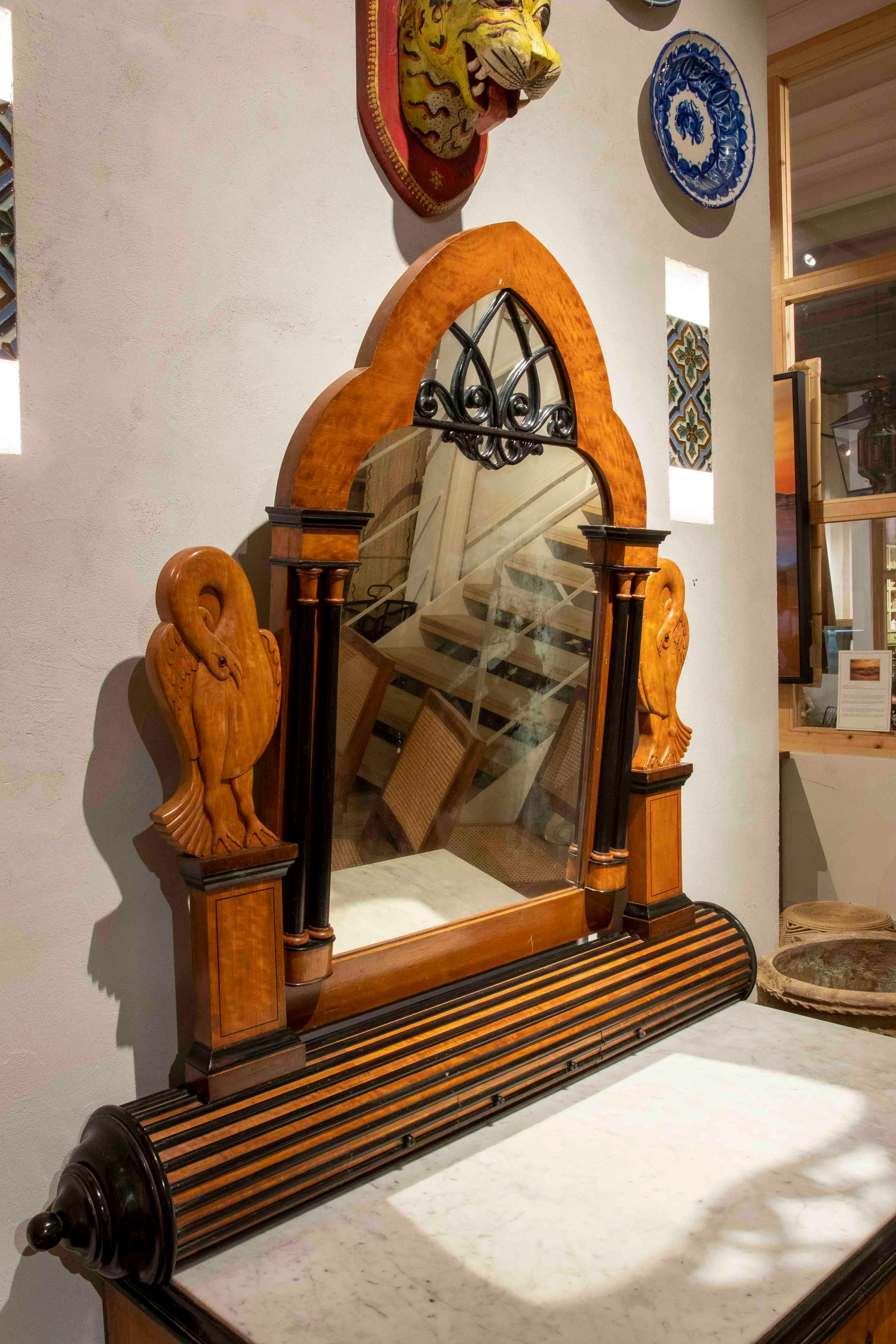 Mueble tocador de caoba del S XIX con decoracion de cisnes y espejo.
Procedencia de la casa de Marbella de la la familia Thierry Russell y Critina Onassis