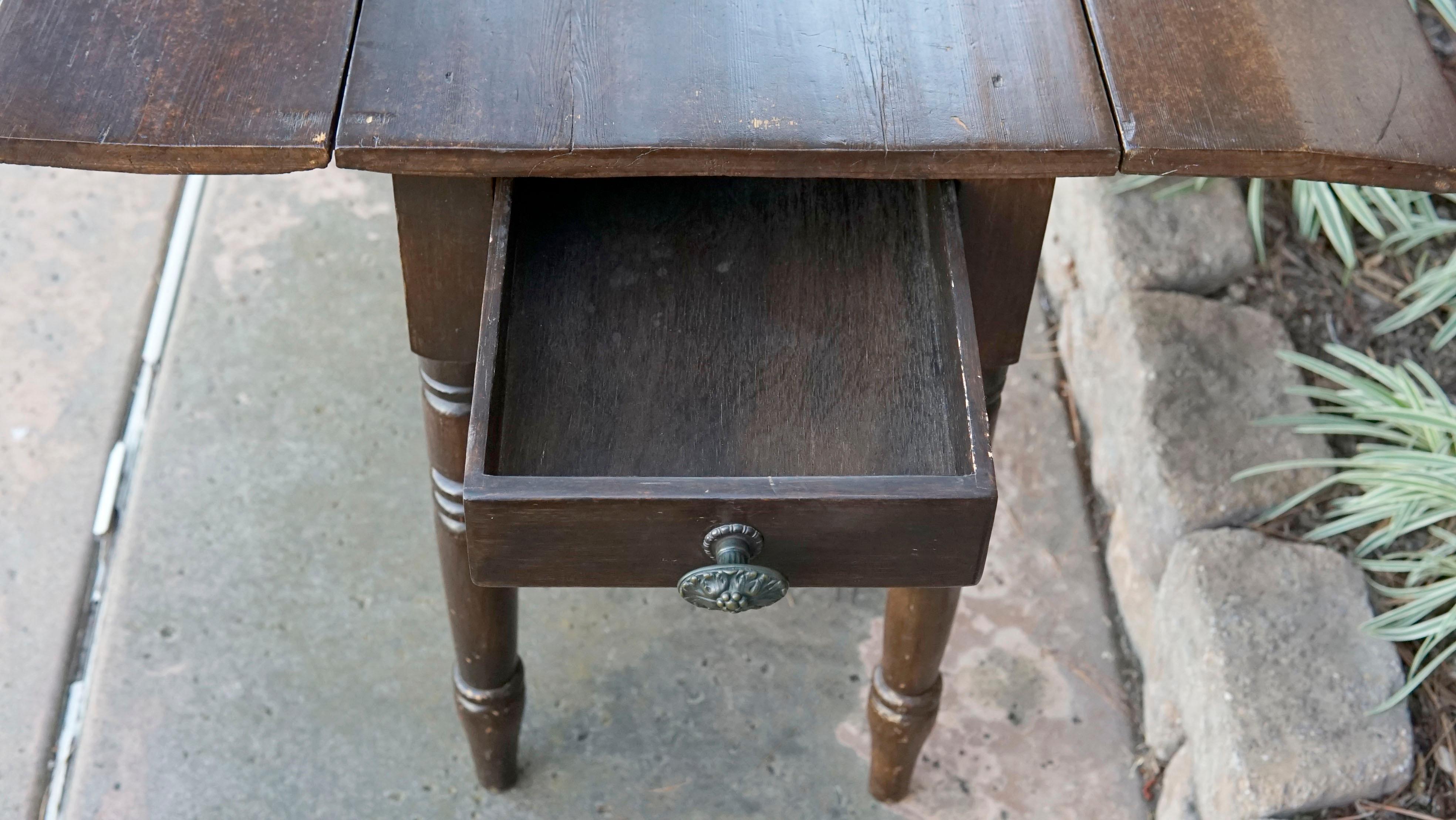 19th Century Mahogany Drop Leaf Table with Turned Legs For Sale 6