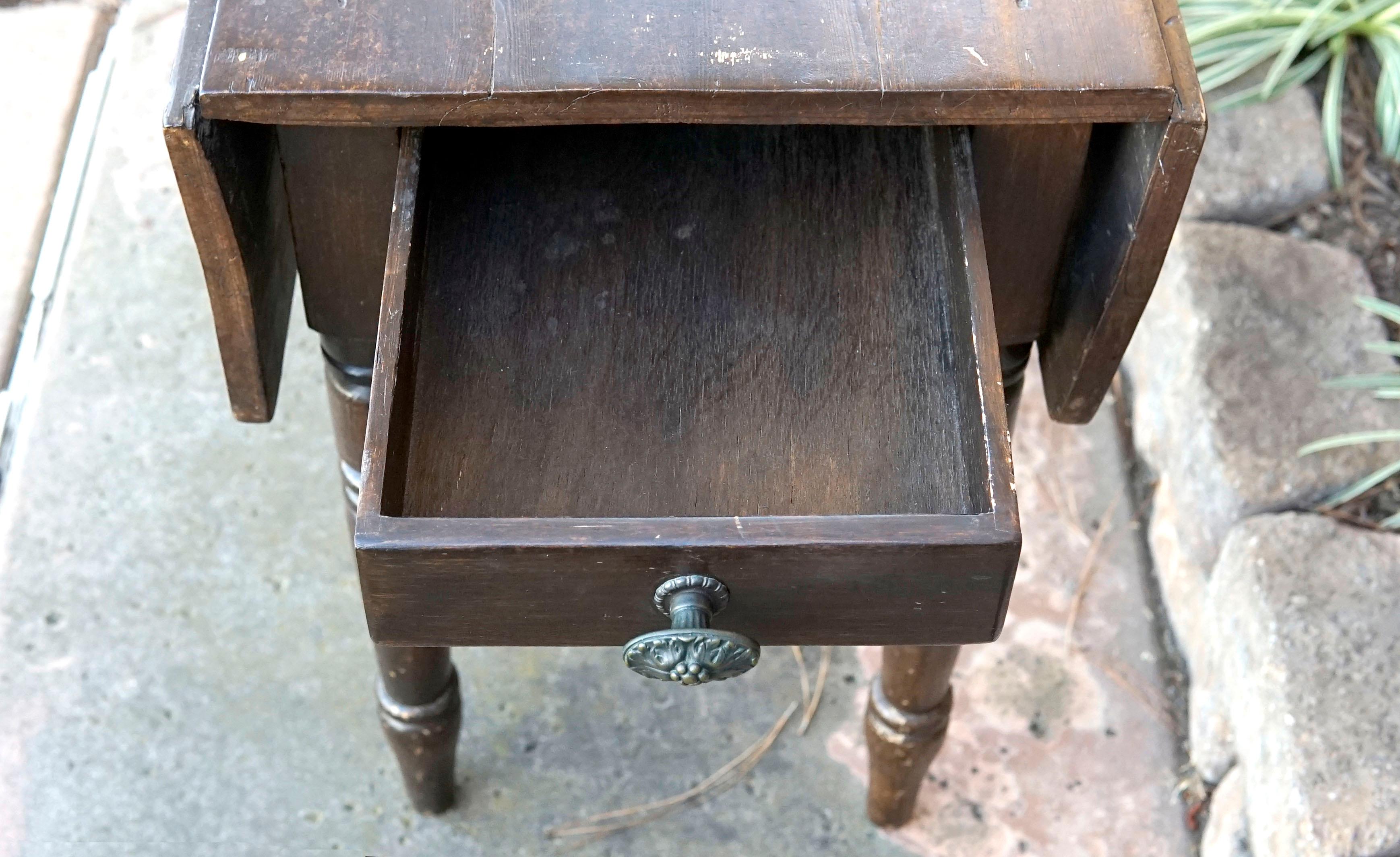 19th Century Mahogany Drop Leaf Table with Turned Legs For Sale 7