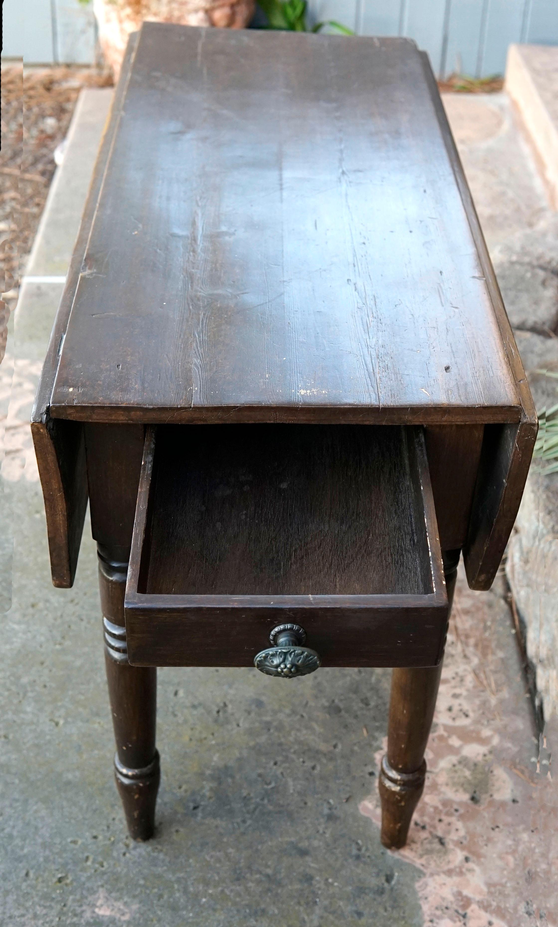 American 19th Century Mahogany Drop Leaf Table with Turned Legs For Sale