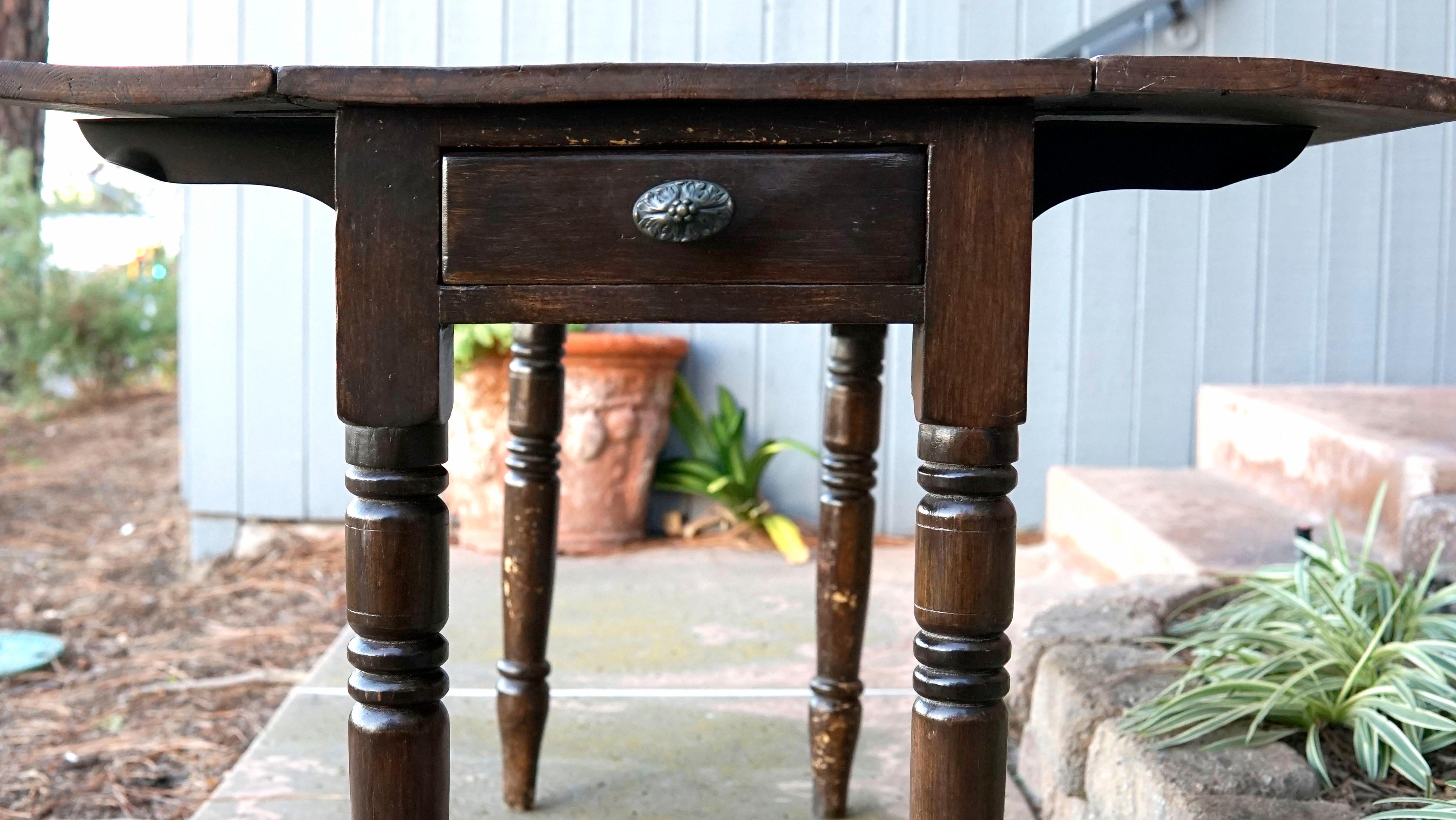 19th Century Mahogany Drop Leaf Table with Turned Legs For Sale 1