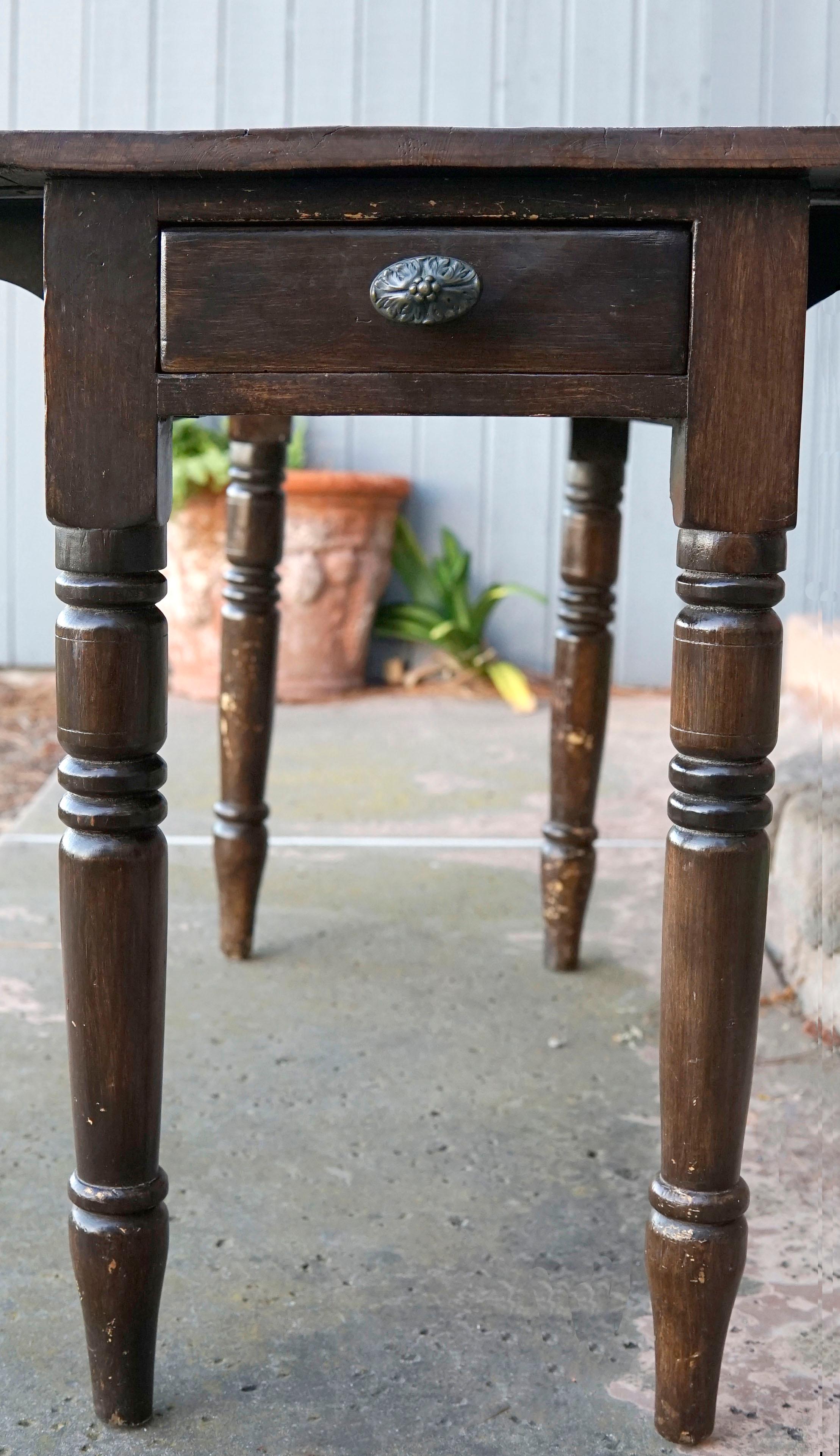 Acajou Table à abattants en acajou du 19ème siècle avec pieds tournés en vente