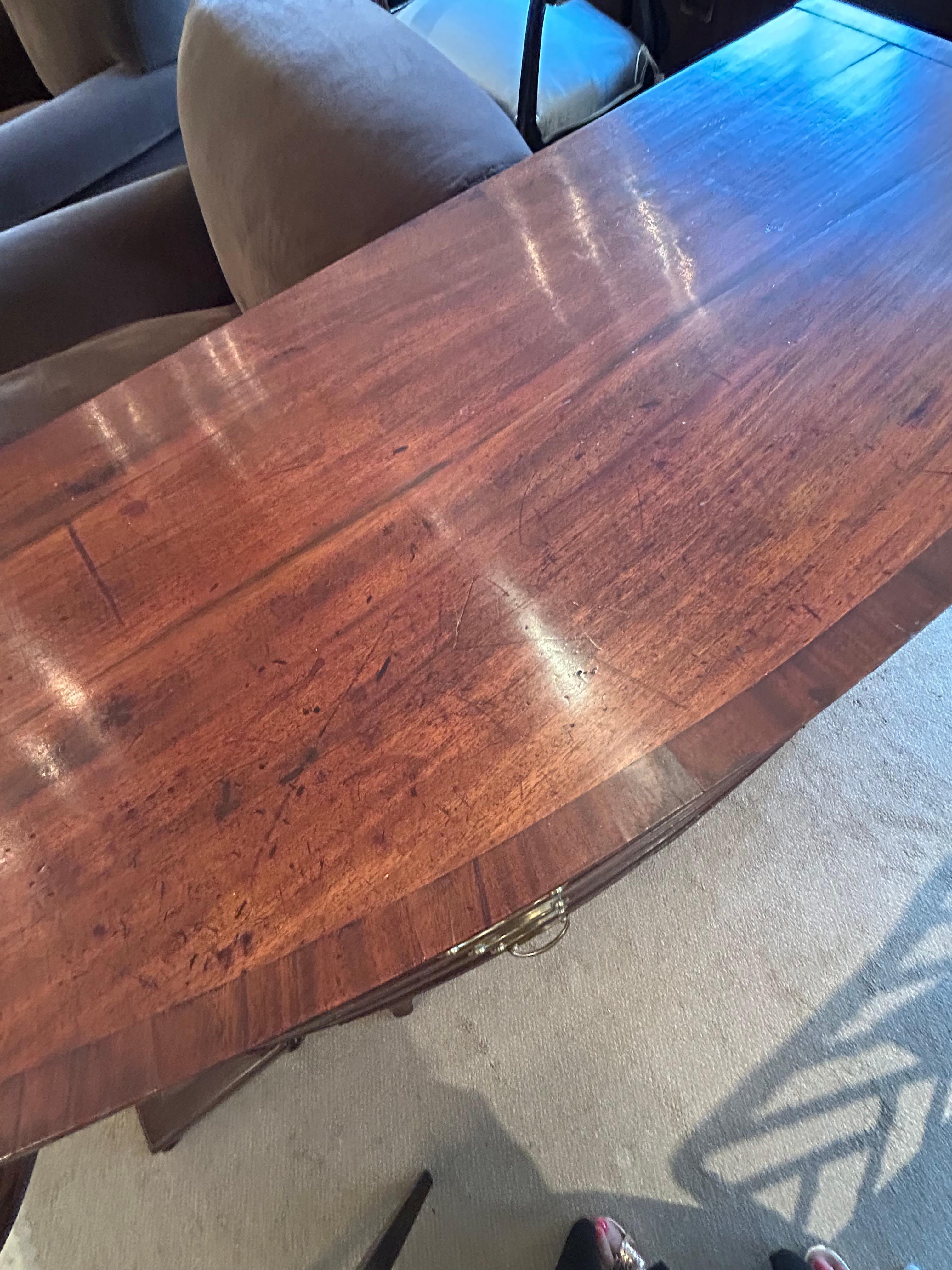 Cómoda inglesa de caoba con frente de arco de la Regencia del siglo XIX en venta 7