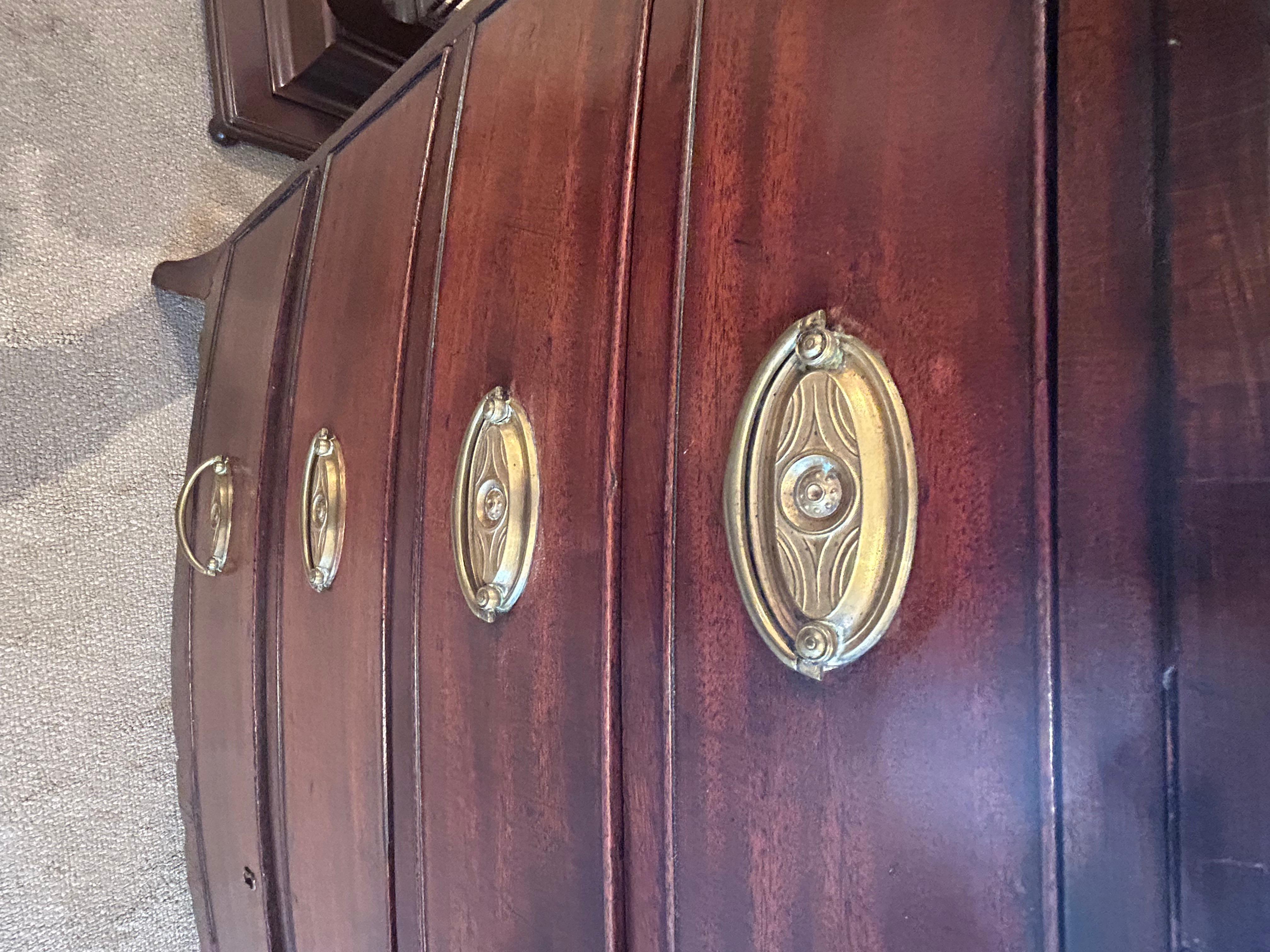 Cómoda inglesa de caoba con frente de arco de la Regencia del siglo XIX en venta 9