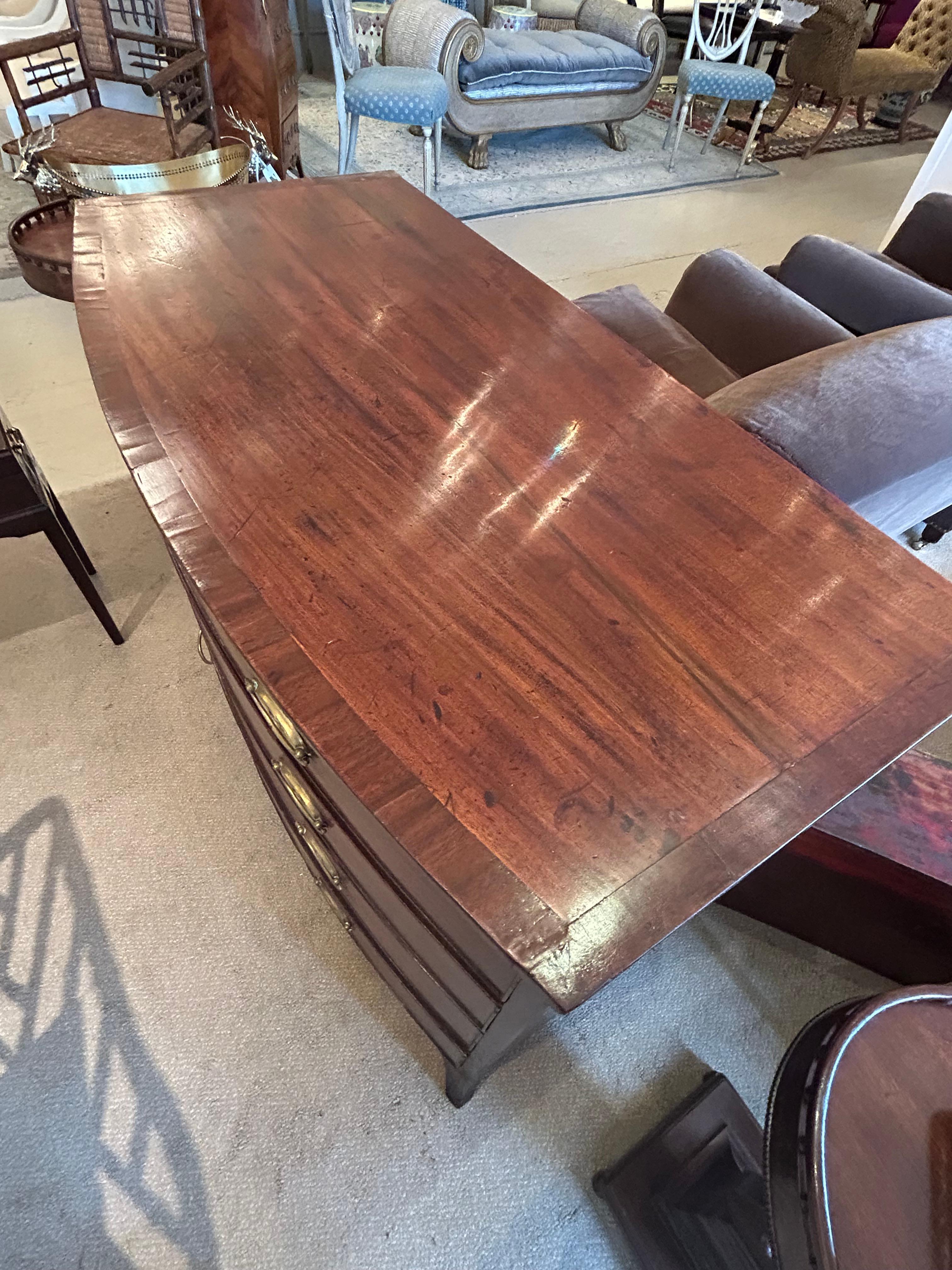 Cómoda inglesa de caoba con frente de arco de la Regencia del siglo XIX en Bueno estado para la venta en Hopewell, NJ