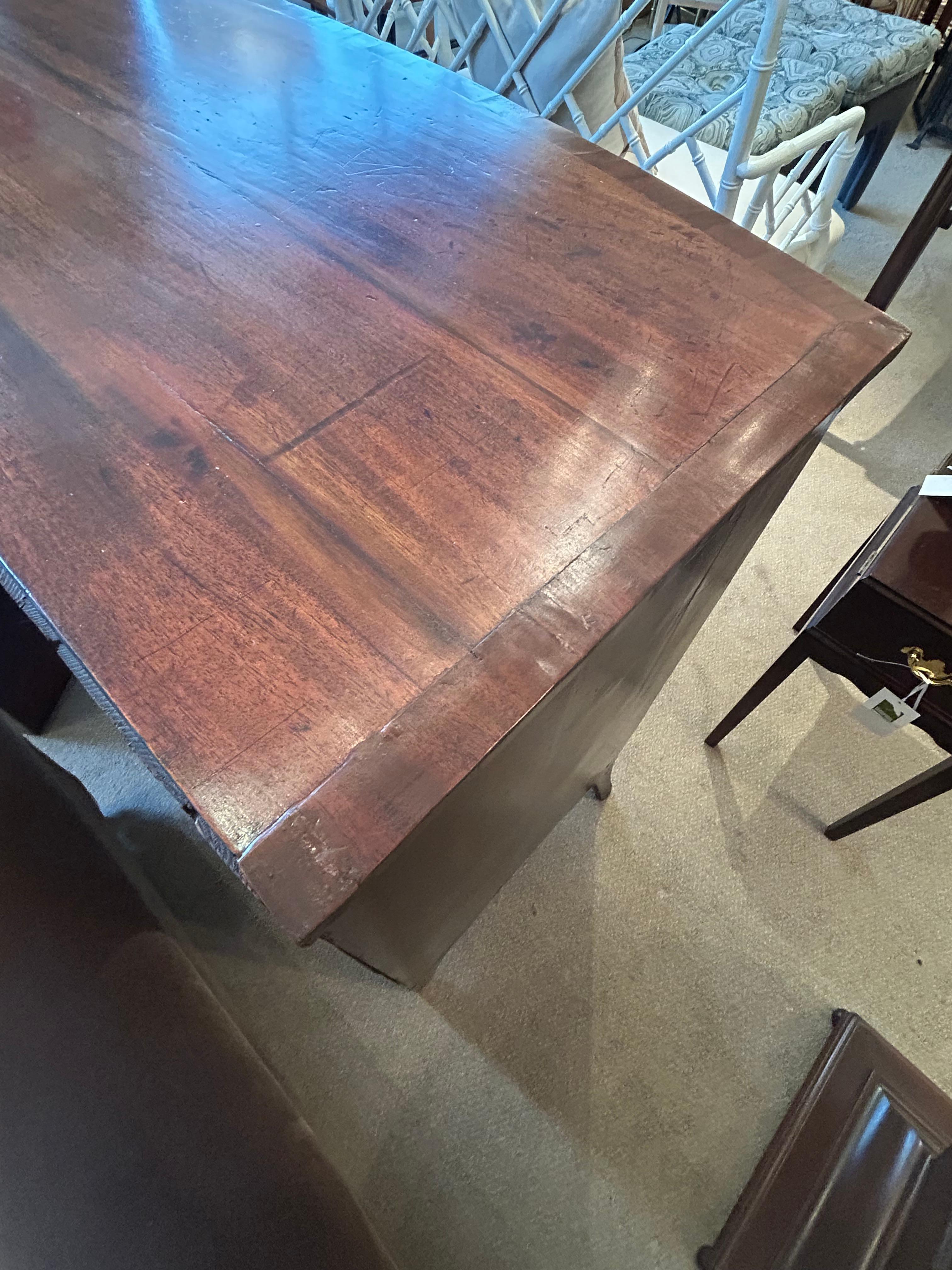 Cómoda inglesa de caoba con frente de arco de la Regencia del siglo XIX en venta 1