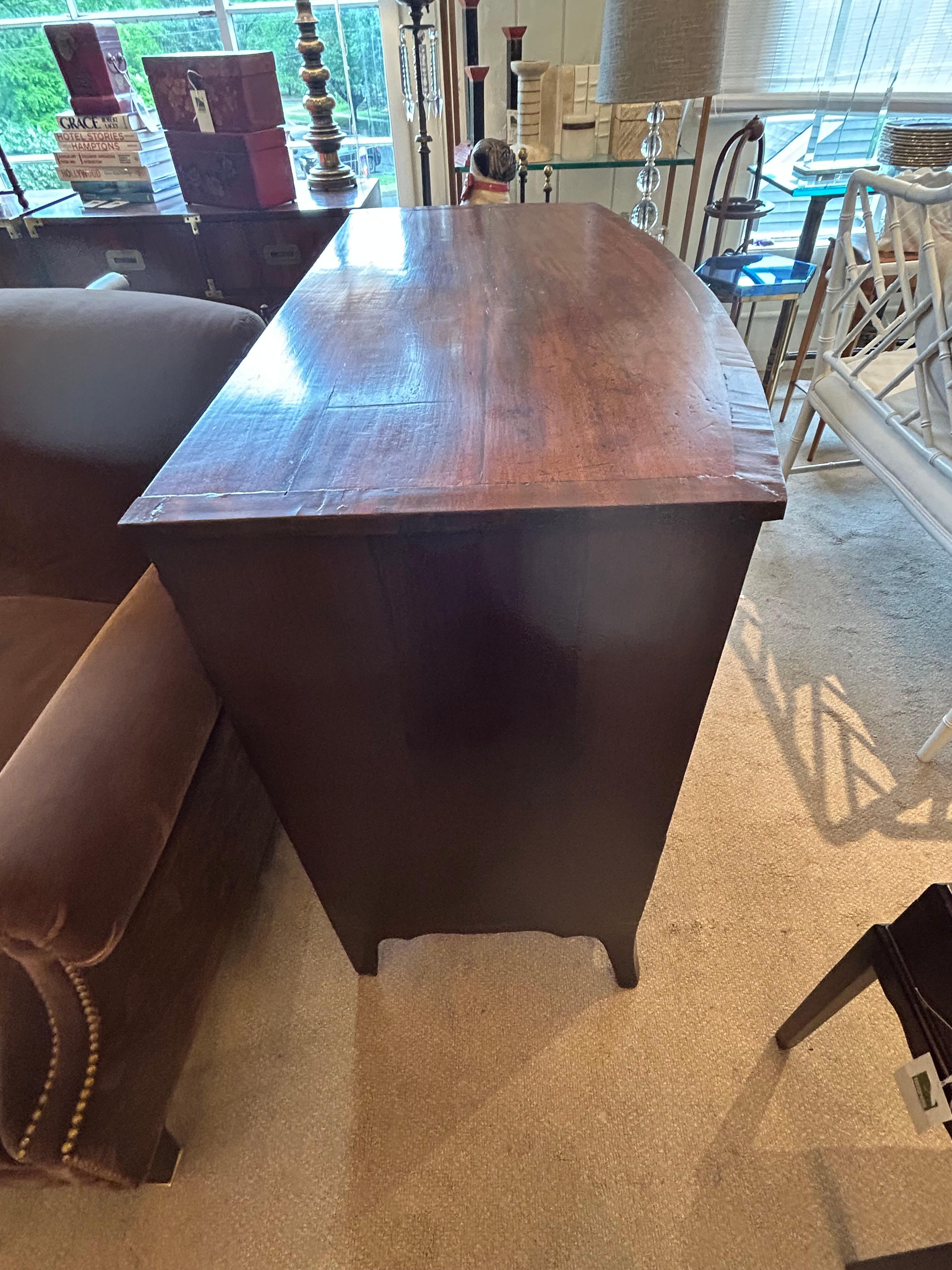 Cómoda inglesa de caoba con frente de arco de la Regencia del siglo XIX en venta 2