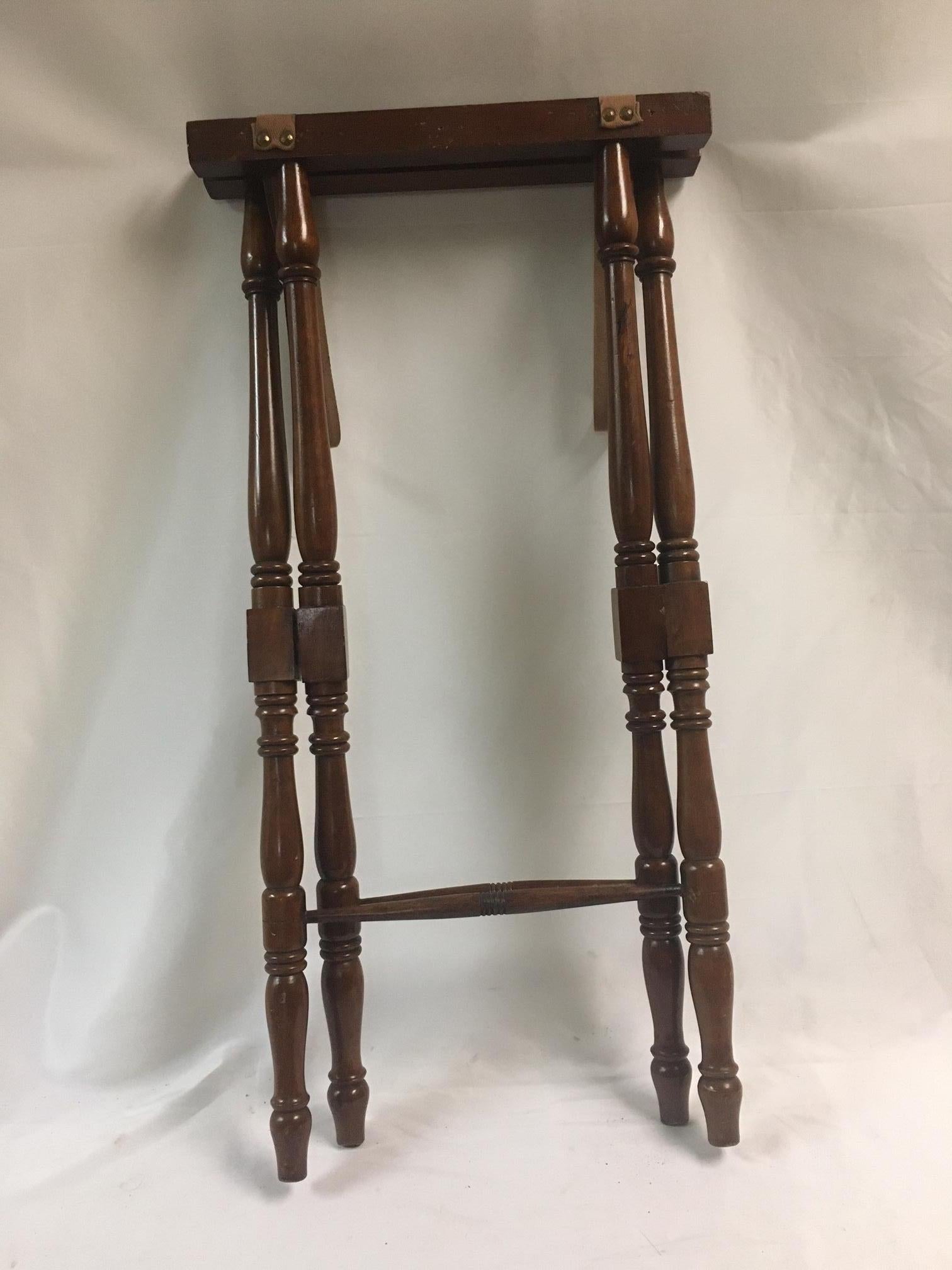 Anglais Plateau de service de maître d'hôtel anglais du 19e siècle en acajou sur support en bois en vente