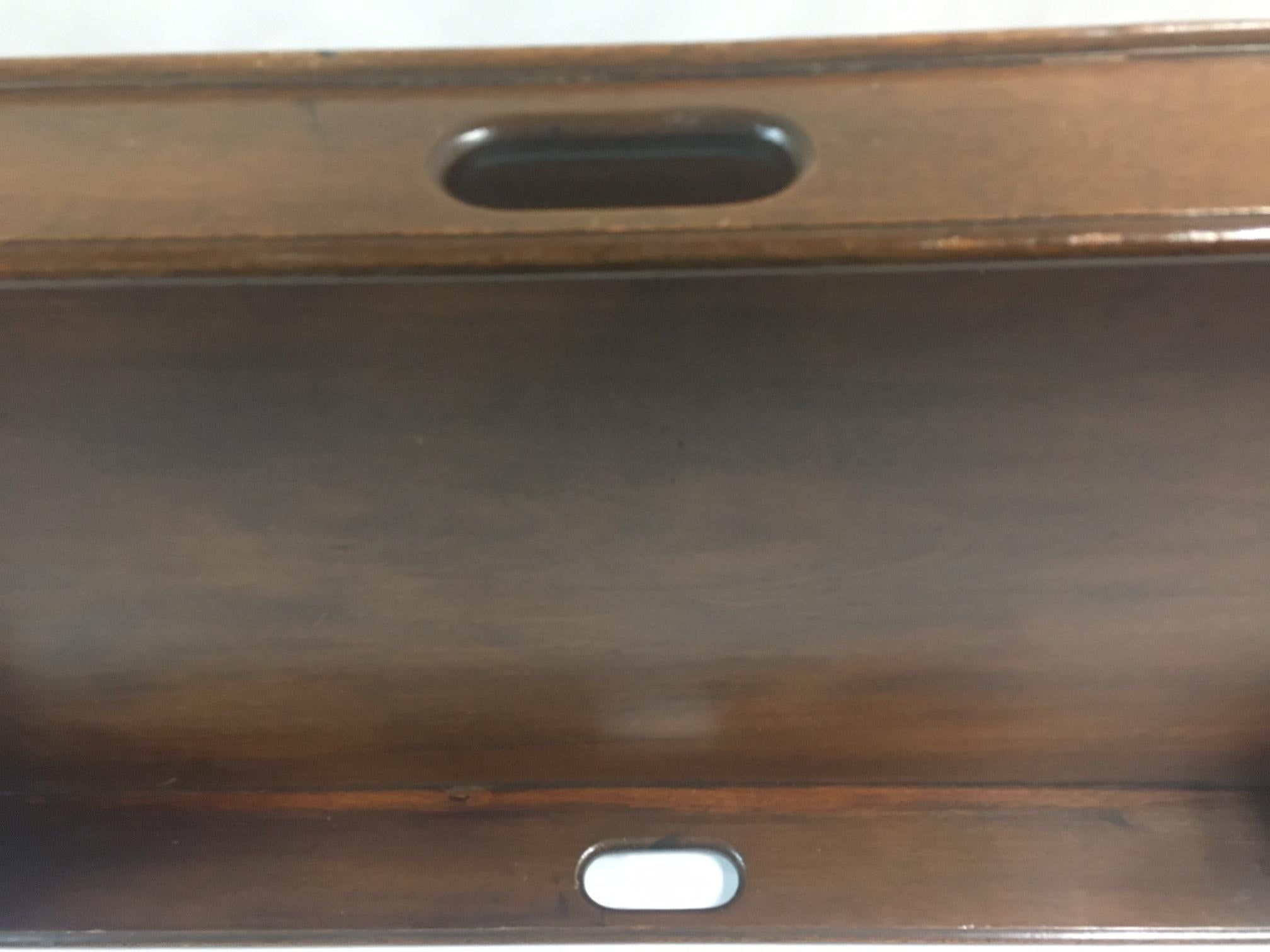 Fin du XIXe siècle Plateau de service de maître d'hôtel anglais du 19e siècle en acajou sur support en bois en vente
