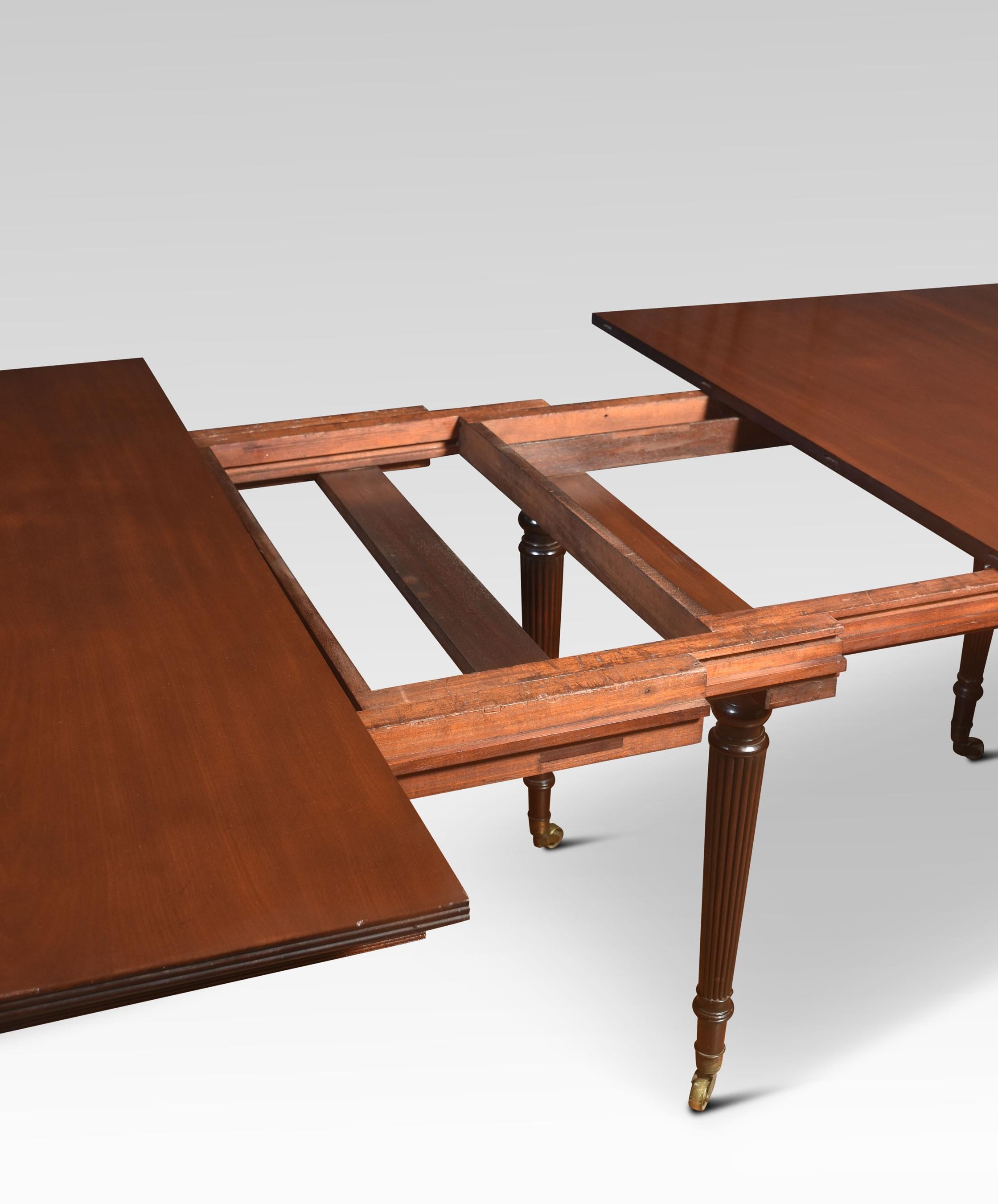 British 19th Century Mahogany extending dining table For Sale