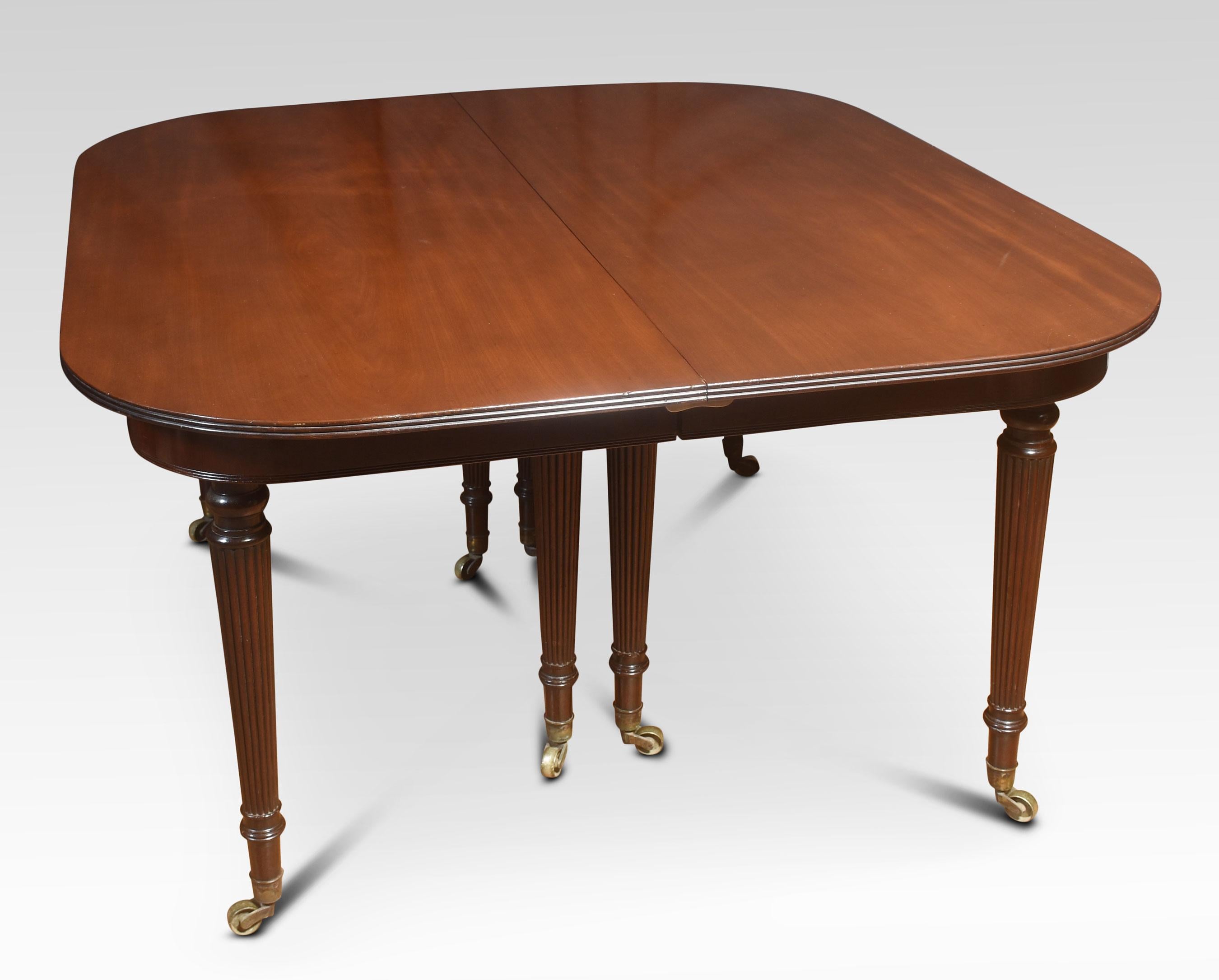 Wood 19th Century Mahogany extending dining table For Sale