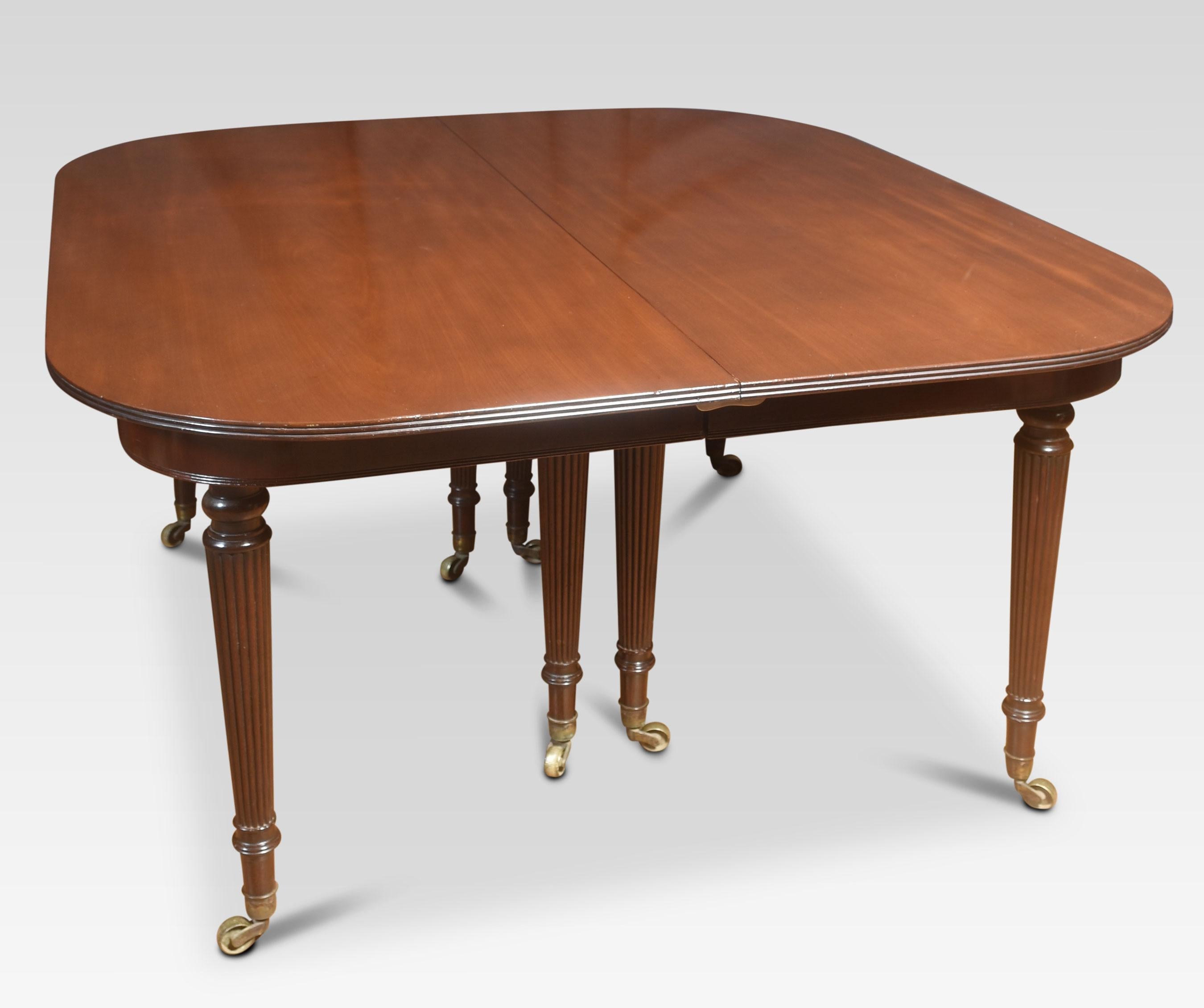 19th Century Mahogany extending dining table For Sale 1