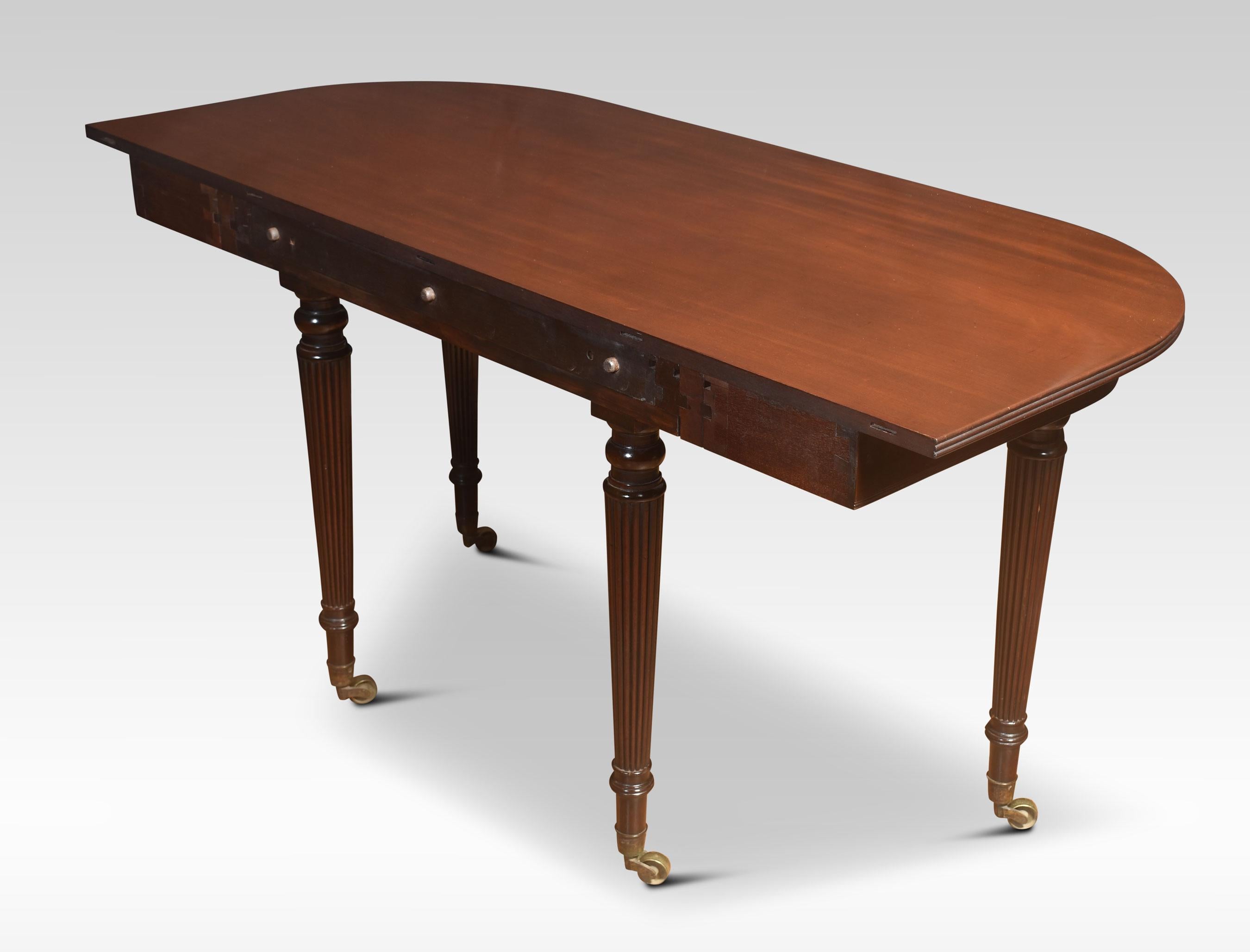 19th Century Mahogany extending dining table For Sale 2