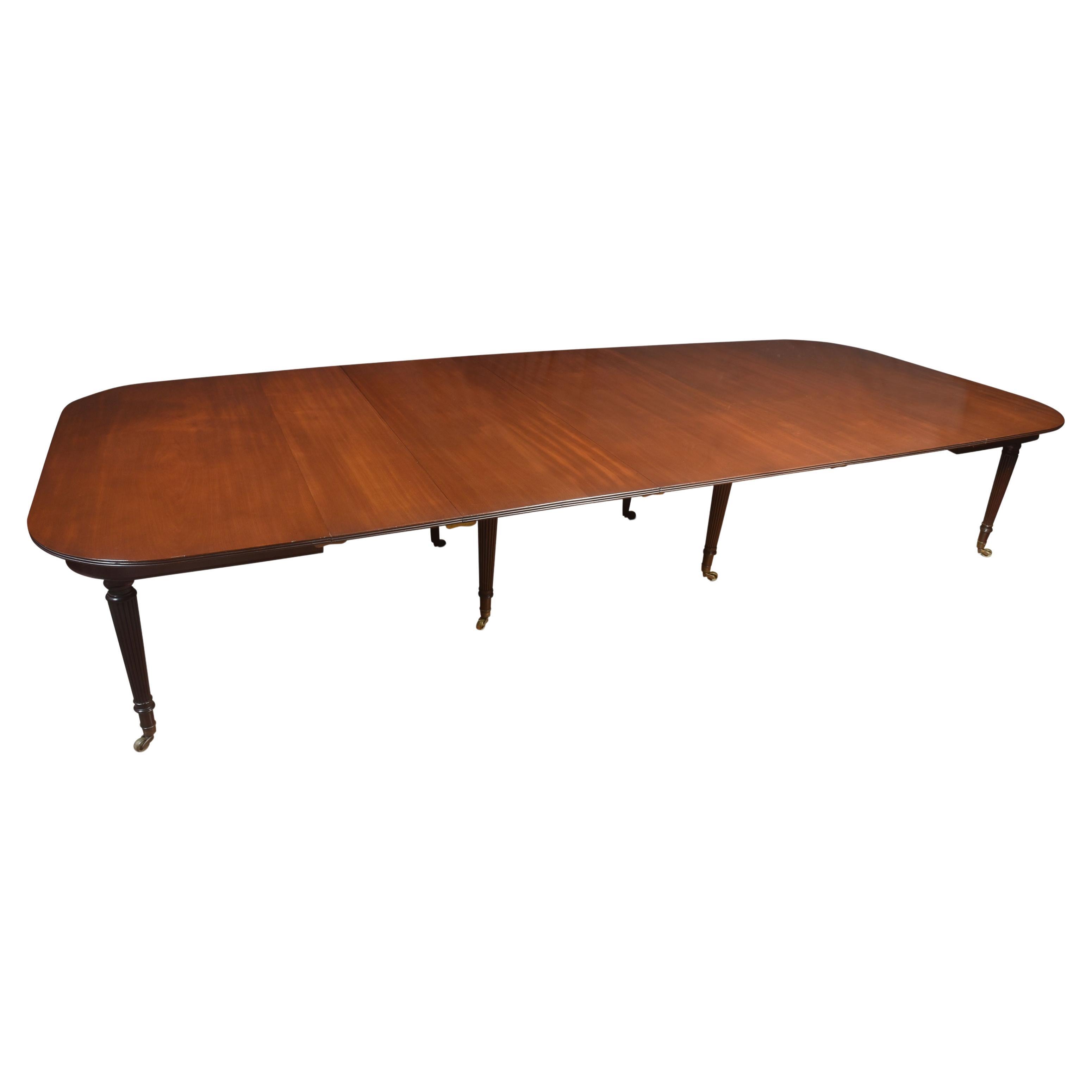 19th Century Mahogany extending dining table For Sale