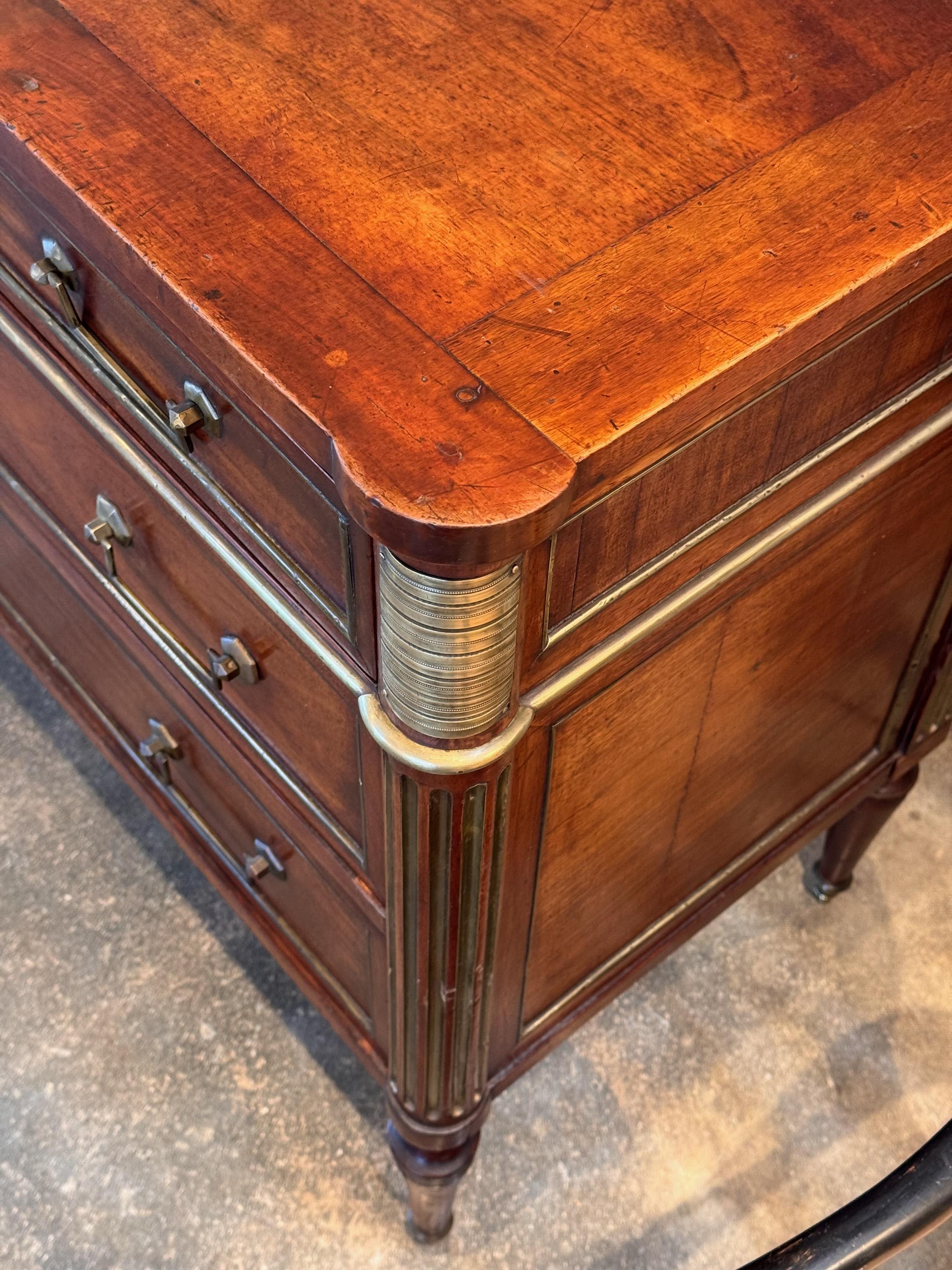 Commode francese in mogano del XIX secolo in vendita 5