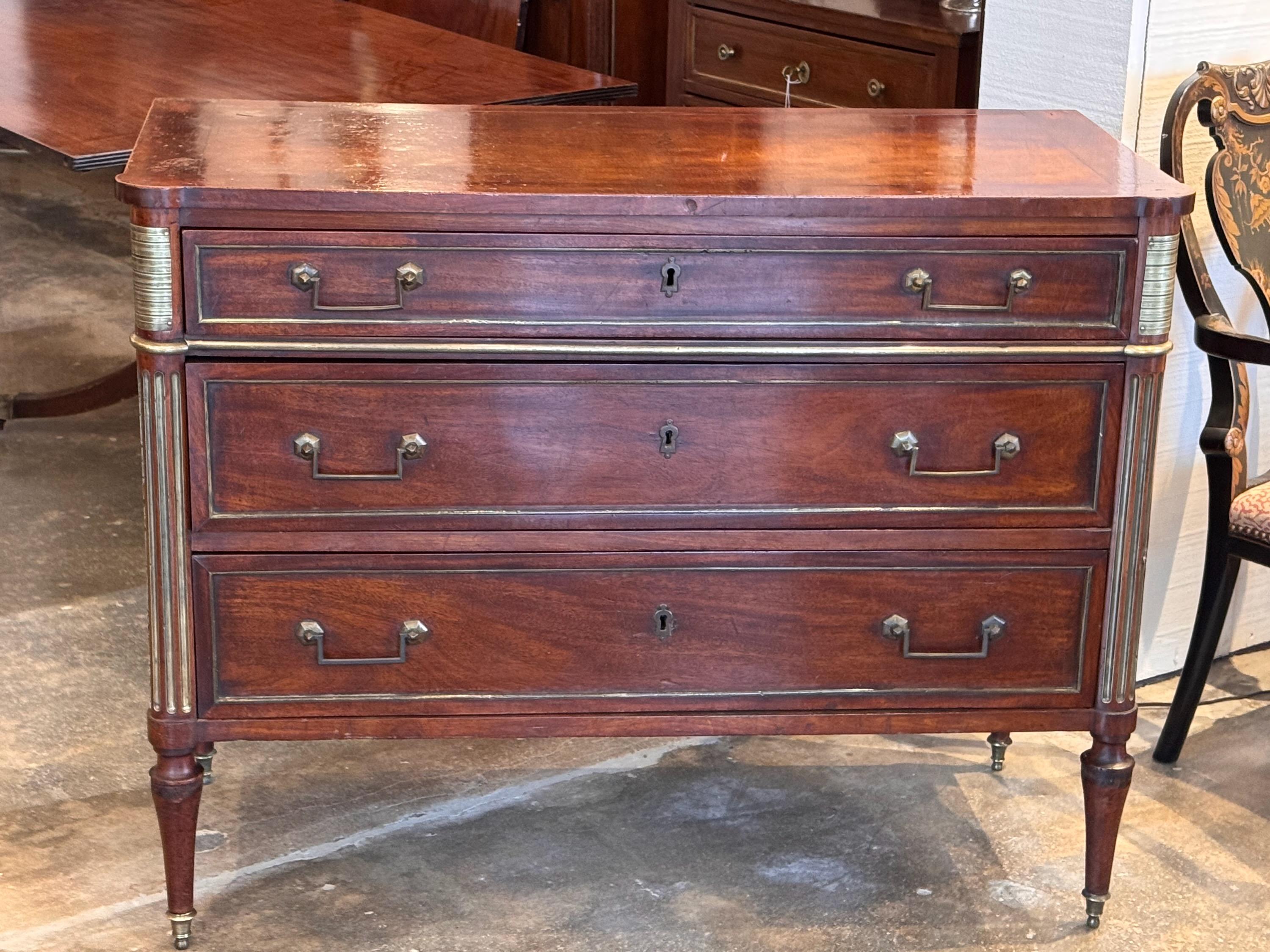 Una bella commode francese con finiture in ottone. Una bellezza neoclassica.