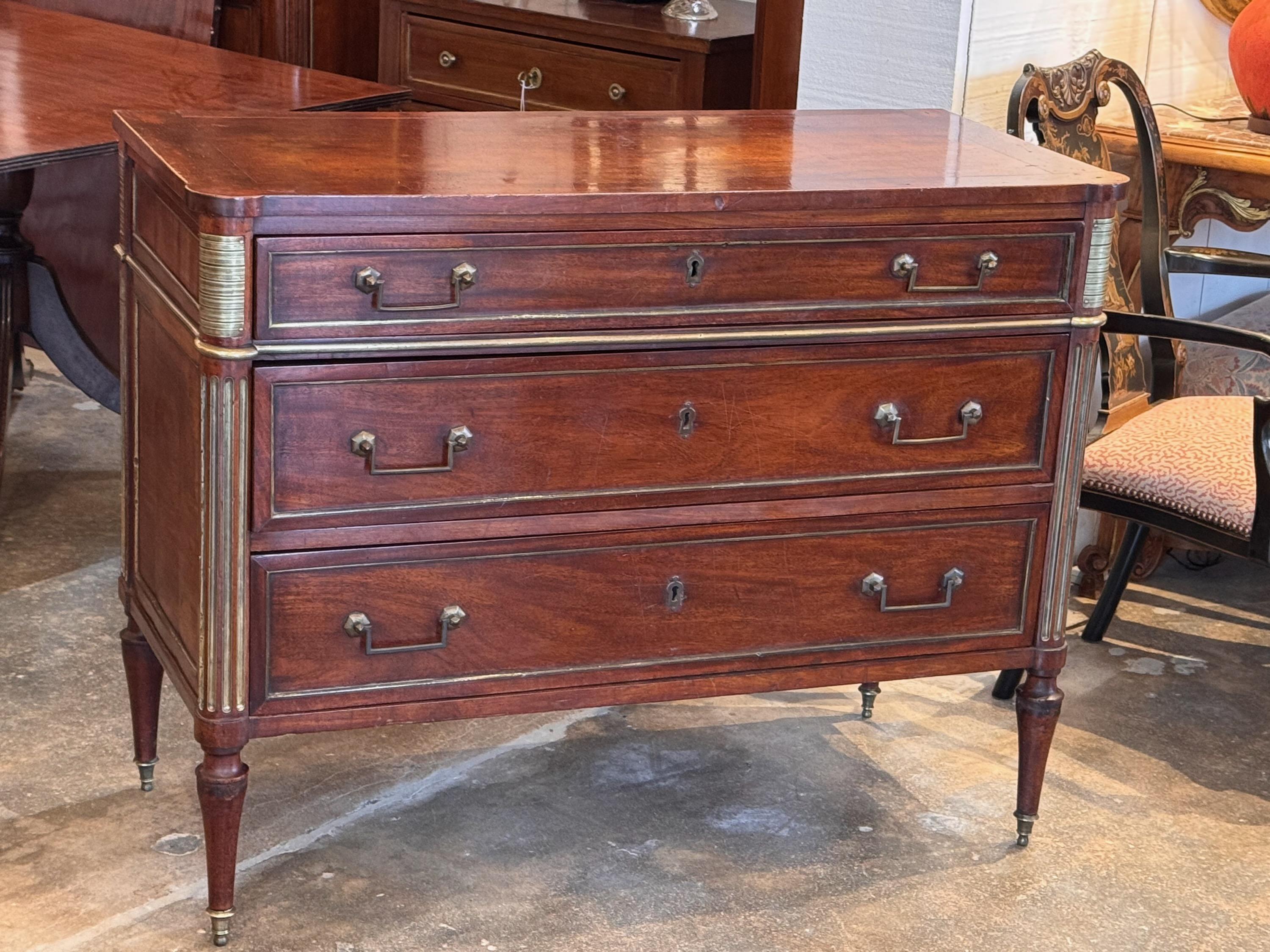 Francese Commode francese in mogano del XIX secolo in vendita