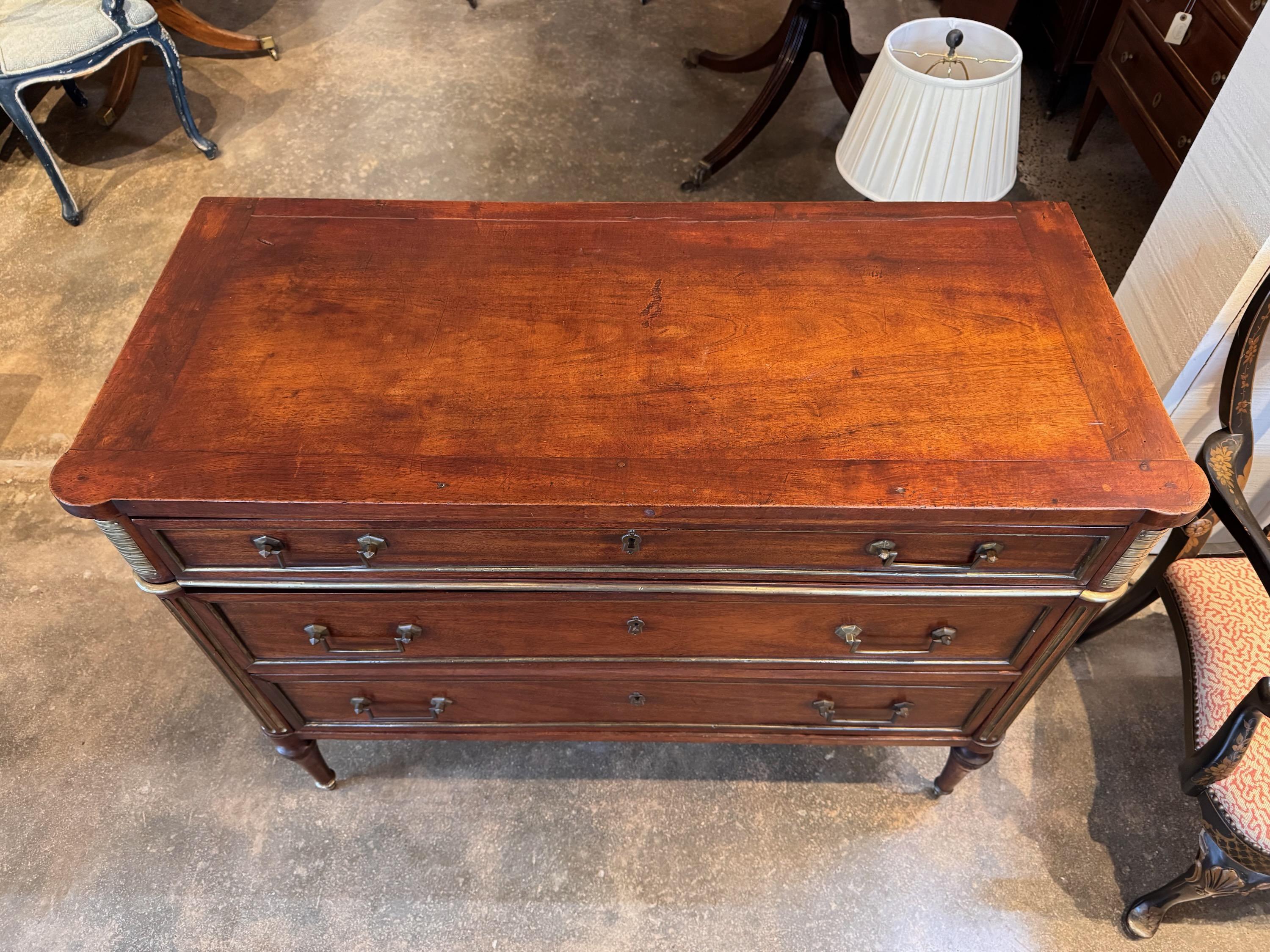 Commode francese in mogano del XIX secolo In condizioni buone in vendita a Charlottesville, VA