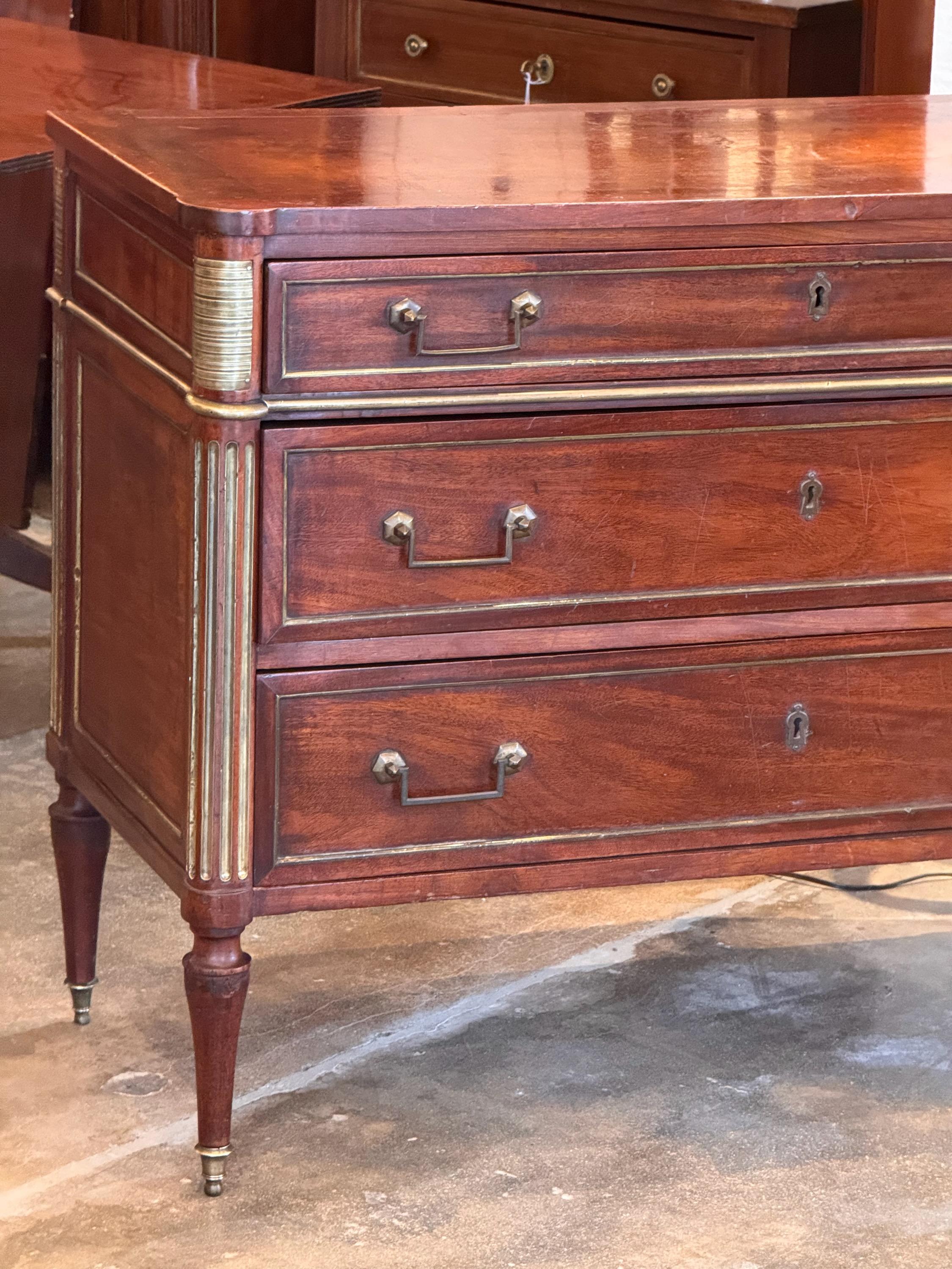 Bronzo Commode francese in mogano del XIX secolo in vendita