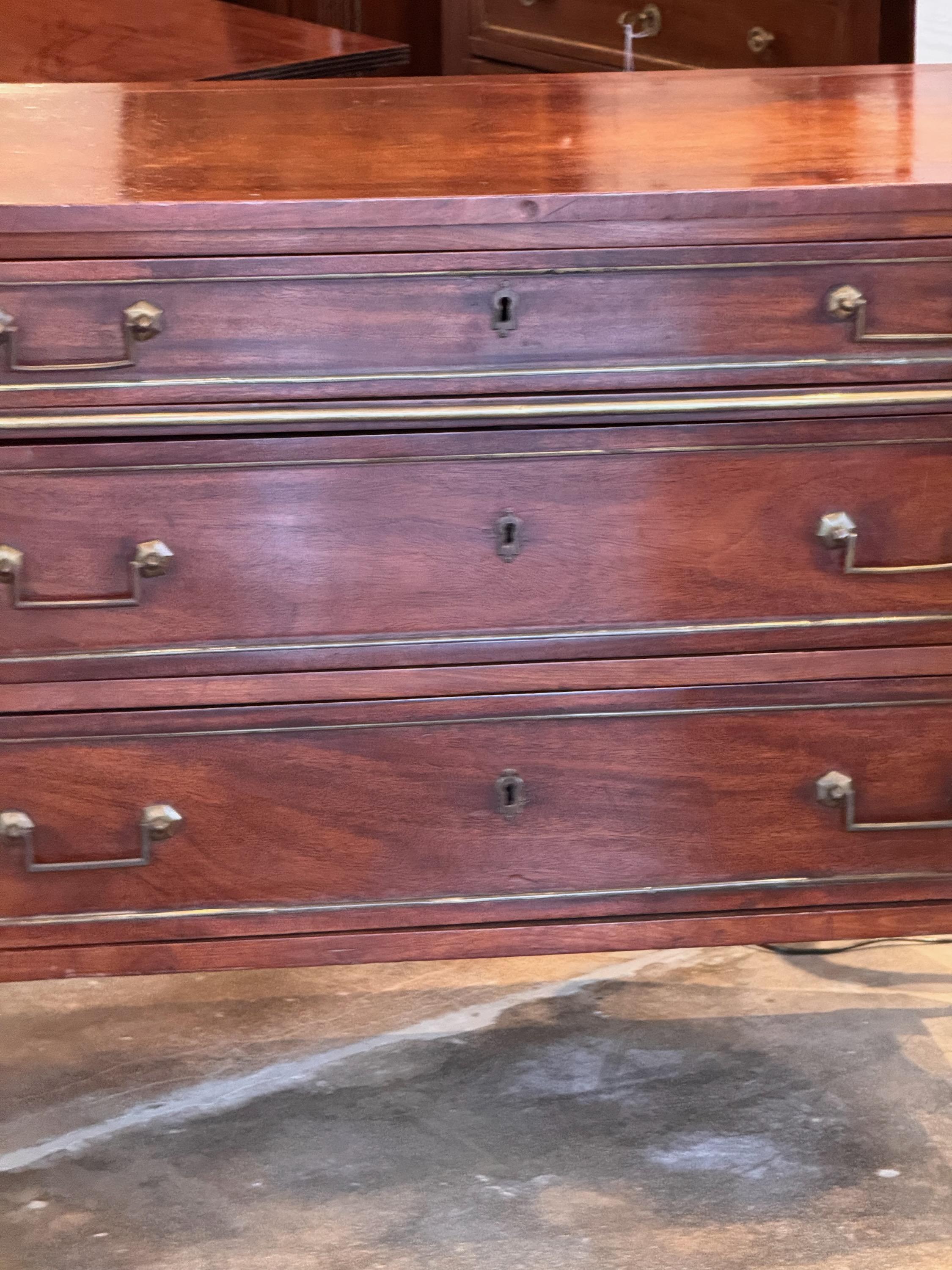 Commode francese in mogano del XIX secolo in vendita 1