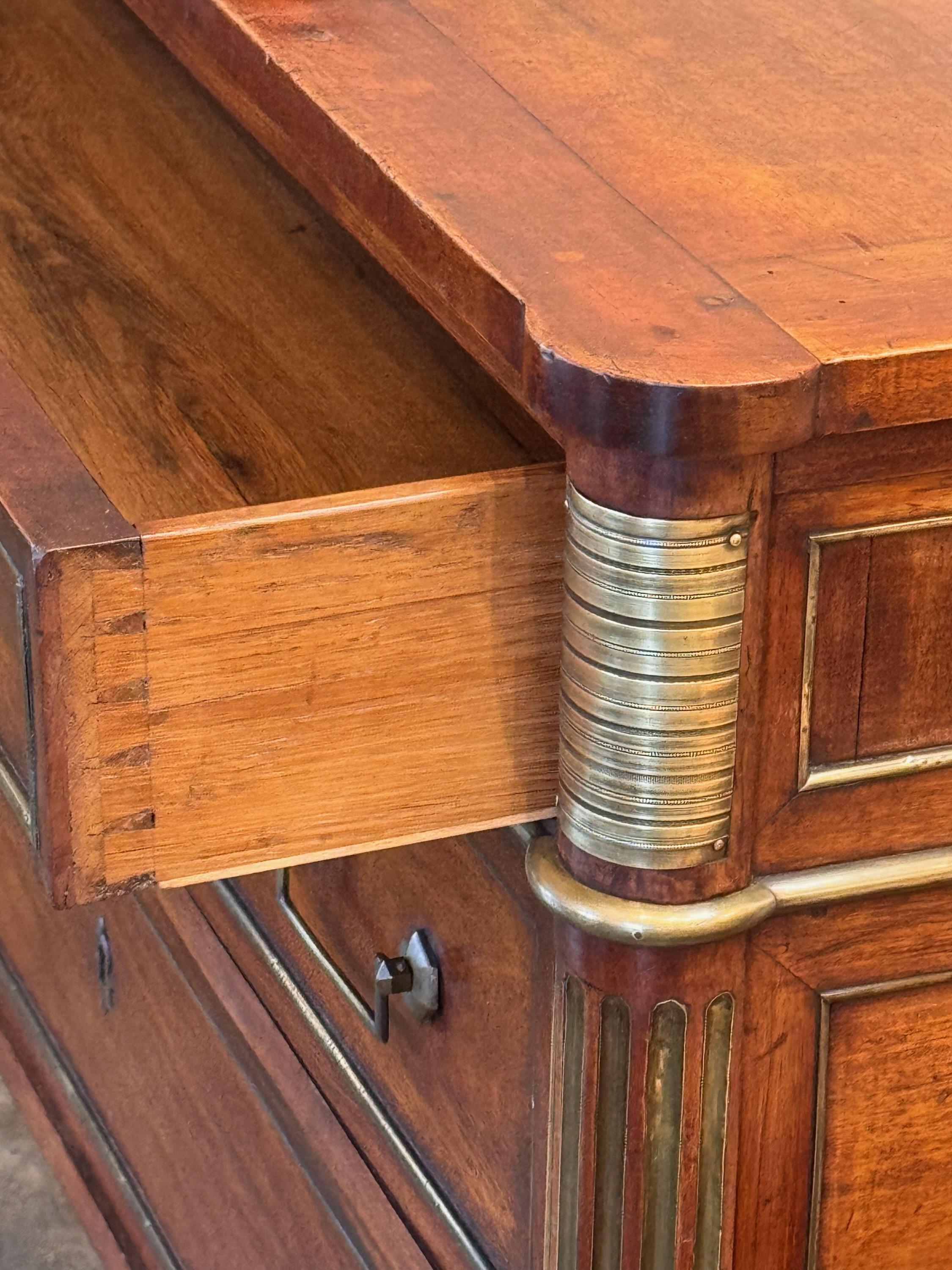 Commode francese in mogano del XIX secolo in vendita 2