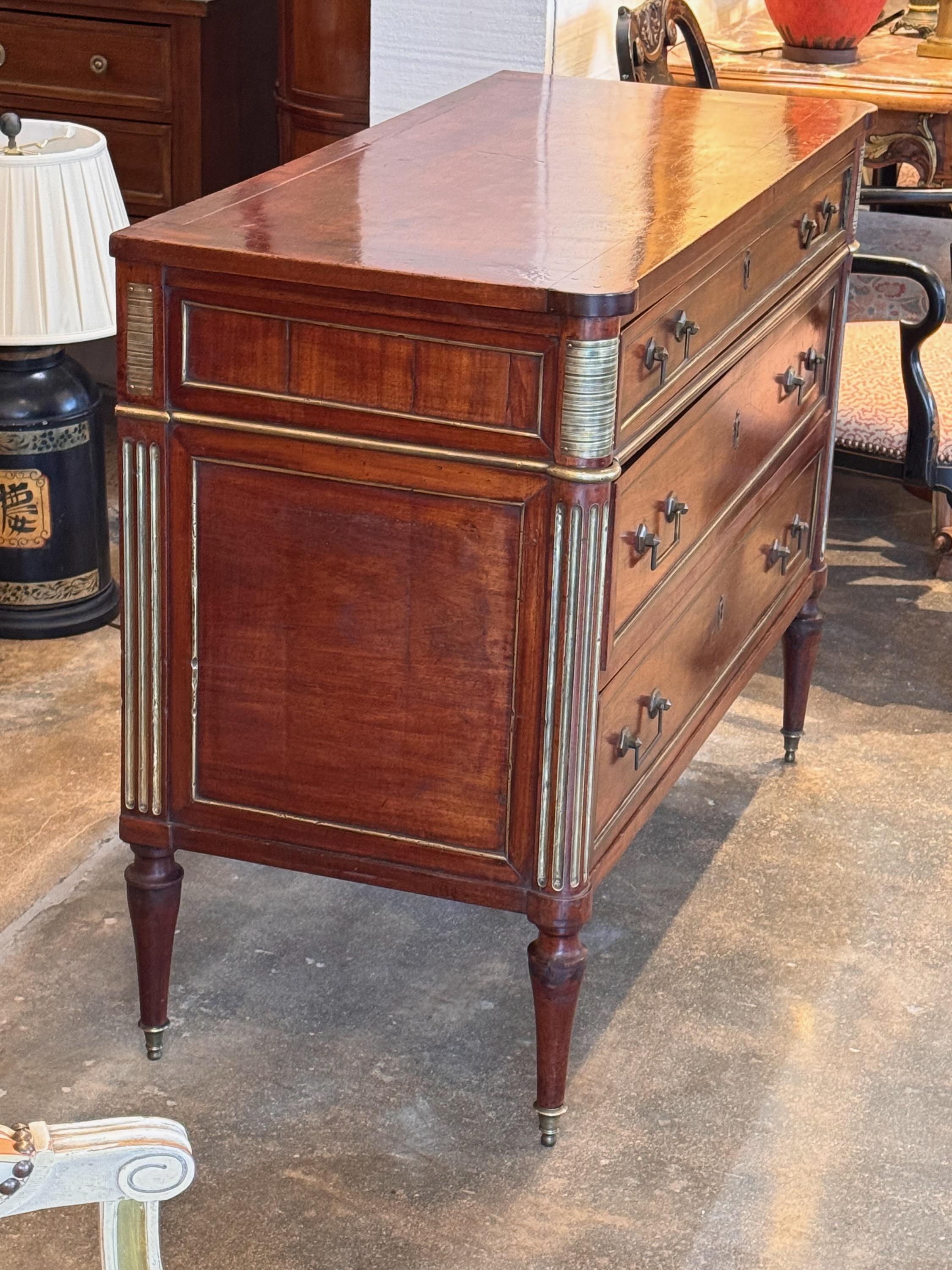 Commode francese in mogano del XIX secolo in vendita 3