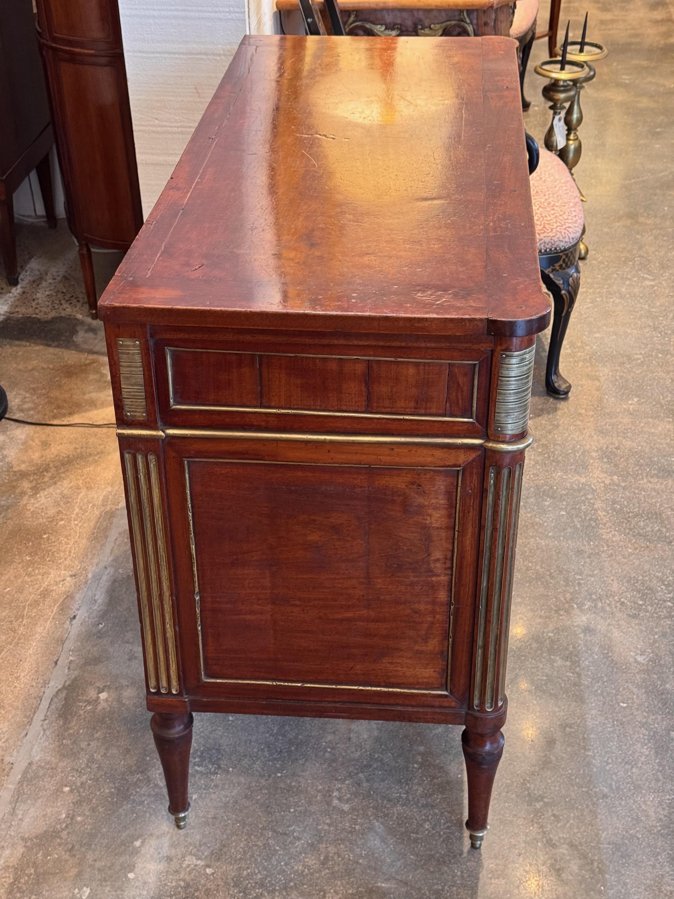 Commode francese in mogano del XIX secolo in vendita 4