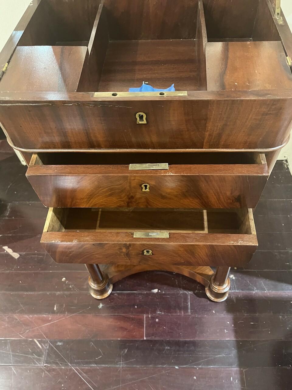 Table de coiffeuse Empire français en acajou du 19ème siècle Bon état - En vente à Houston, TX