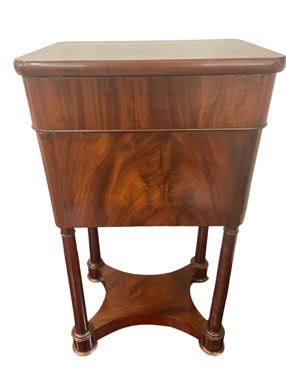 Table de coiffeuse Empire français en acajou du 19ème siècle en vente 1