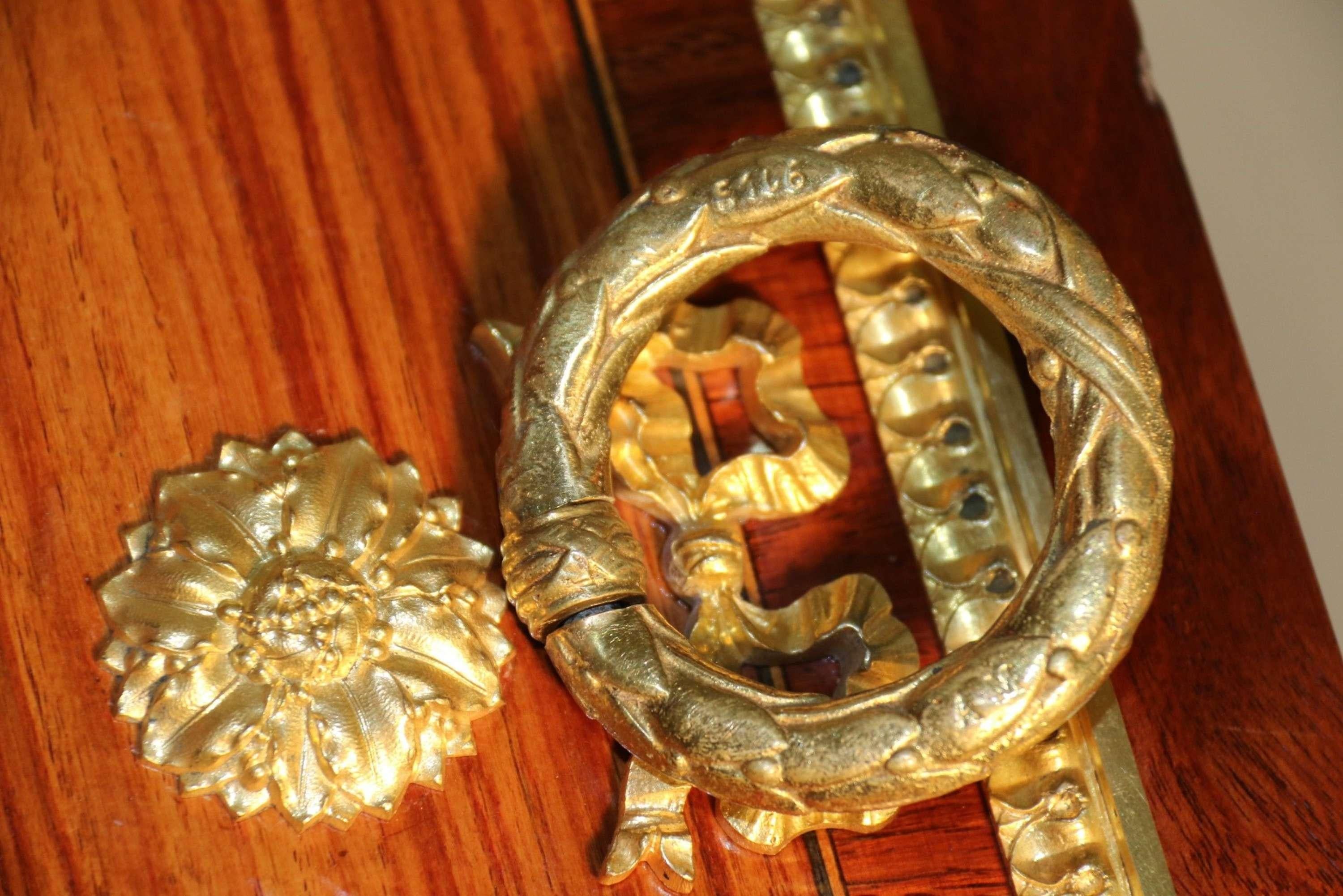 Französische Mahagoni-Büroplatte im Louis-XVI.-Stil des 19. Jahrhunderts mit Goldbronze-Glasbeschlägen im Zustand „Gut“ in Central England, GB