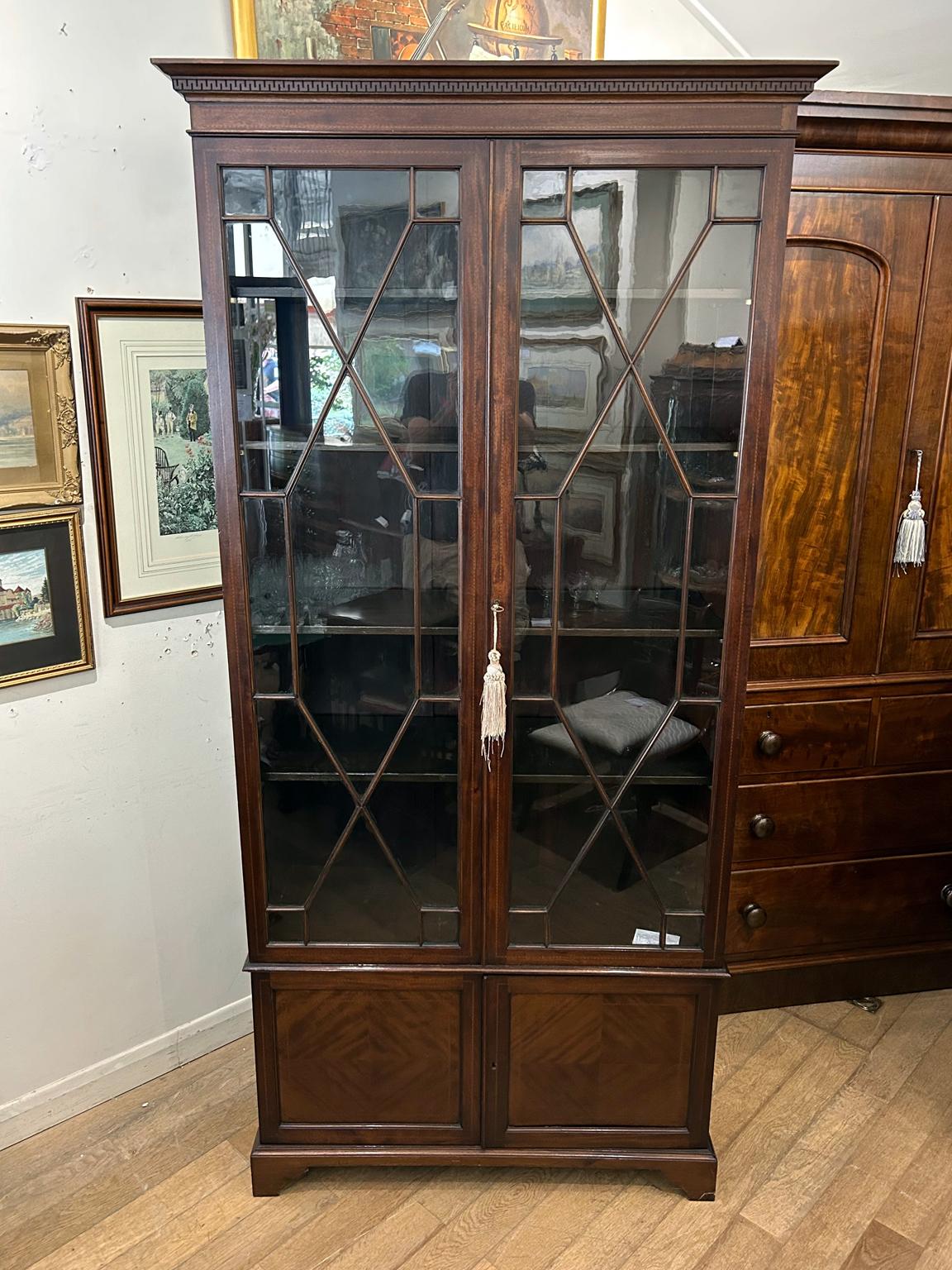 Libreria smaltata in mogano del XIX secolo con due ante rivestite in vetro, quattro ripiani regolabili con accessori in ottone. Al di sotto ci sono due ante di armadio su piedi a staffa.

Circa: 1860

Video:
Se hai bisogno di un video. Per favore,