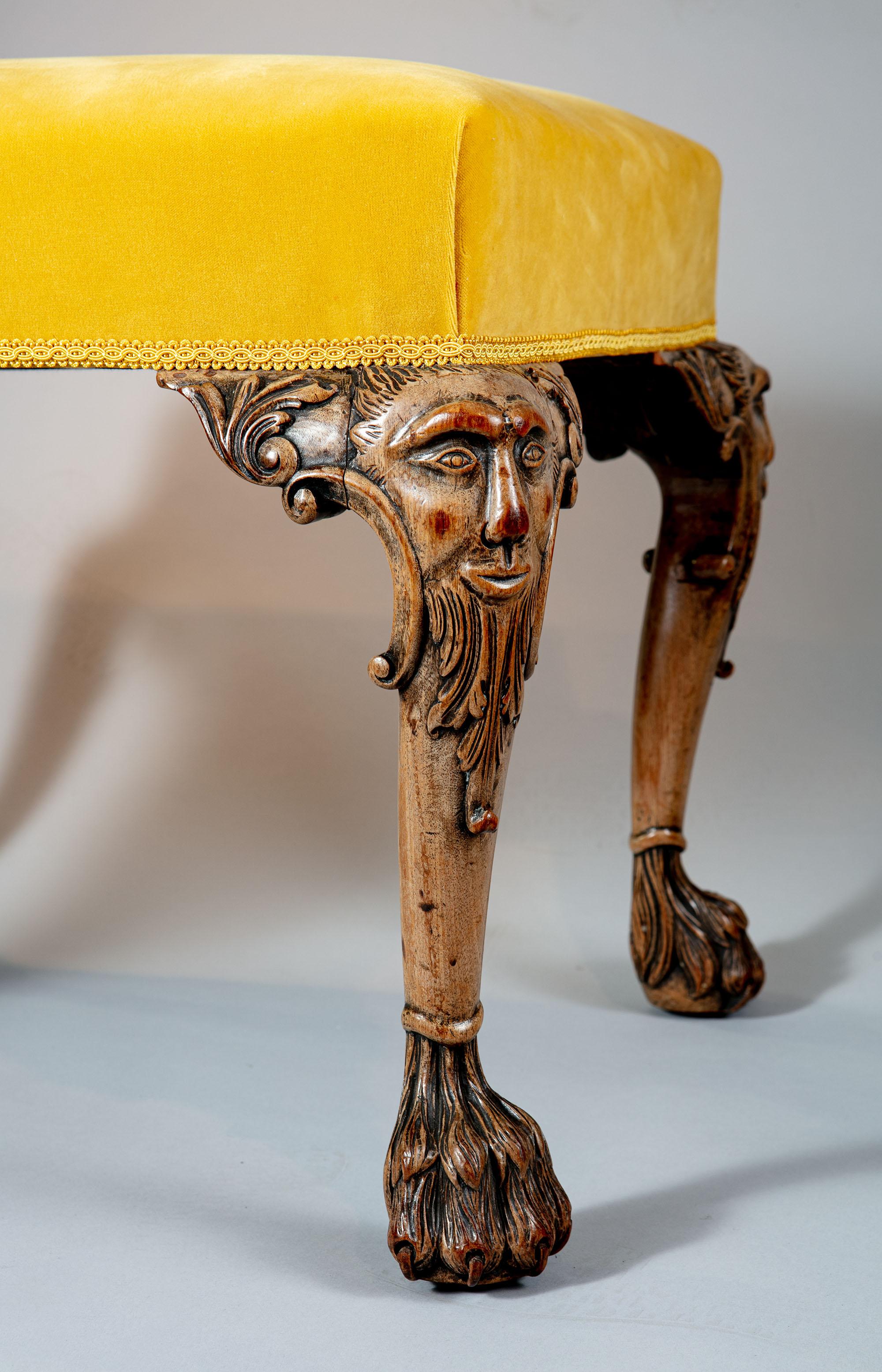 Nicholas Wells Antiquitäten freut sich, diesen feinen geschnitzten Mahagoni-Hocker aus dem 19. Jahrhundert anbieten zu können, der mit gelbem Samt neu gepolstert ist. Die Cabriole-Beine sind mit Abbildern des mystischen Grünen Mannes, mit C-Rollen