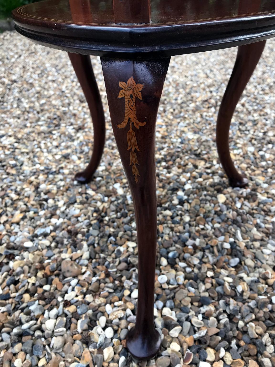 19th Century Mahogany Inlaid Heart Shaped Occasional Table with Two Tiers In Good Condition In Richmond, London, Surrey