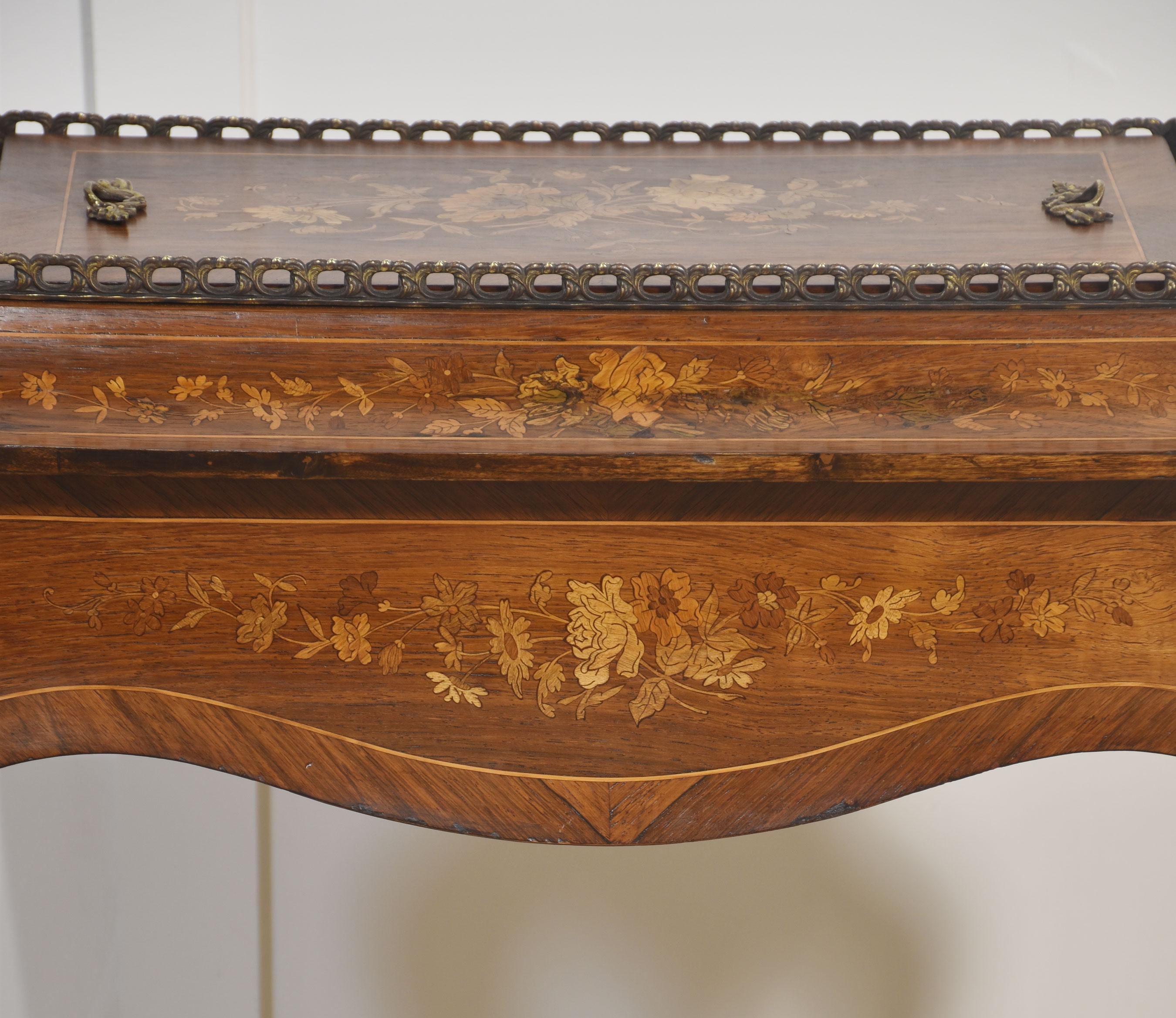 Legno Fioriera jardinere intarsiata in mogano del XIX secolo in vendita
