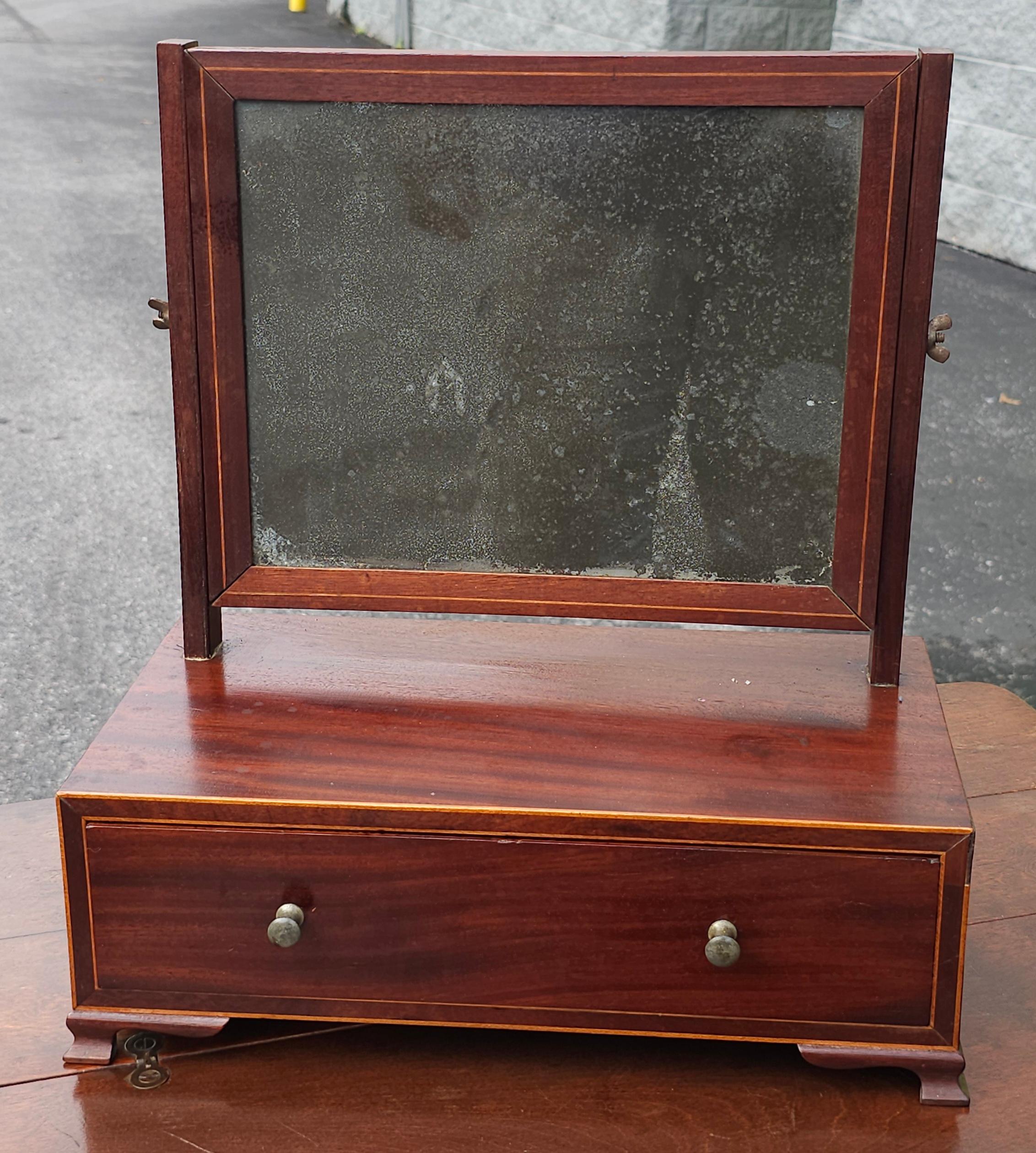 Specchio da barba a cassettoni con intarsi in mogano del XIX secolo. Cassetto singolo.  Alcuni segni di trascinamento sullo specchio indicano lo specchio originale. Misura 14