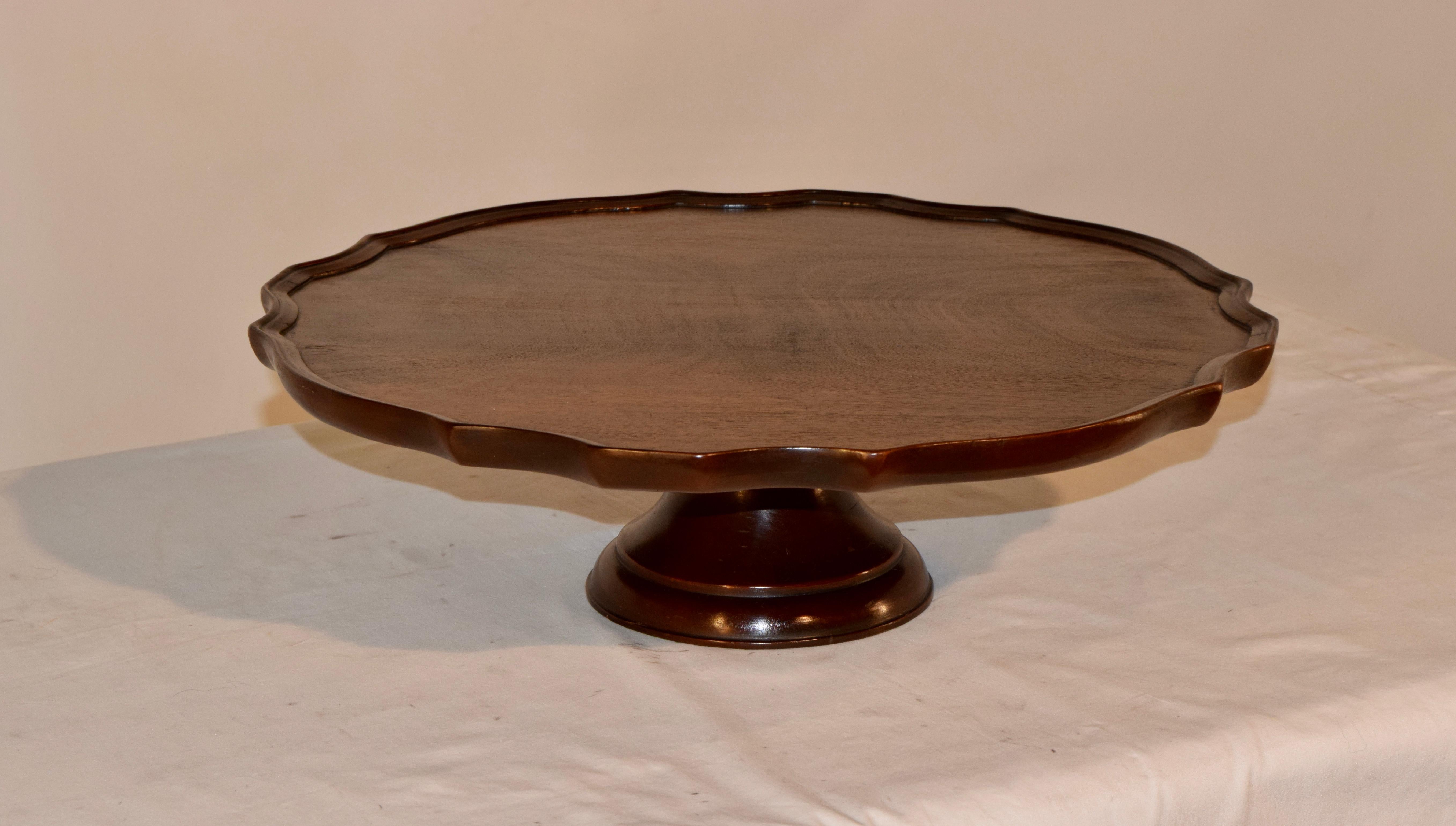 19th century mahogany lazy Susan from England with a molded and scalloped edge around the top, which has wonderful figuring in the wood. It is supported on a hand turned mahogany base.