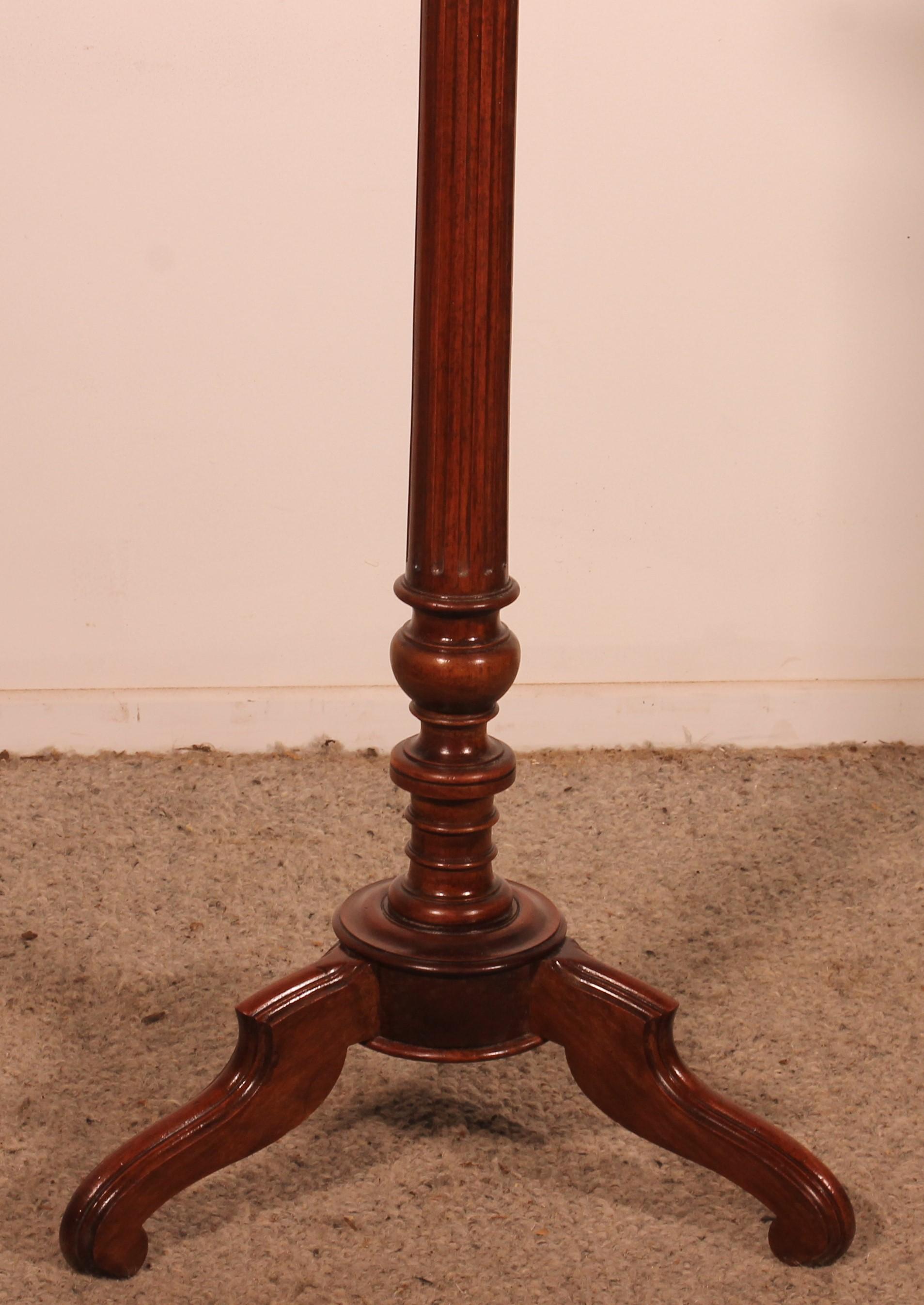 Lovely mahogany lectern from the 19th century

beautiful tripod base
 Adjustable height with a minimum height of 1m18 (all included)

In superb condition and very beautiful patina

