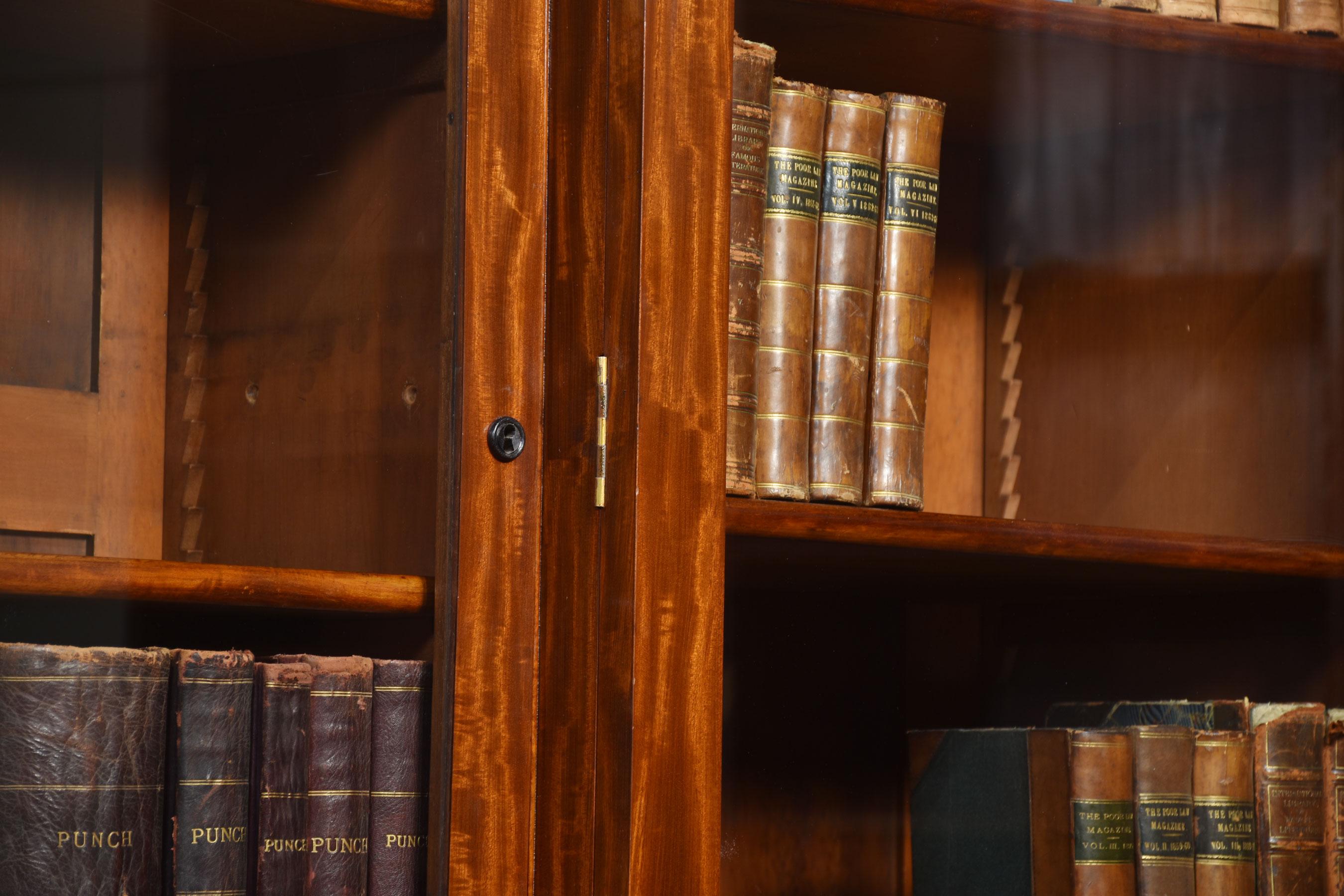 Libreria in mogano del XIX secolo con ante a ribalta in vendita 15