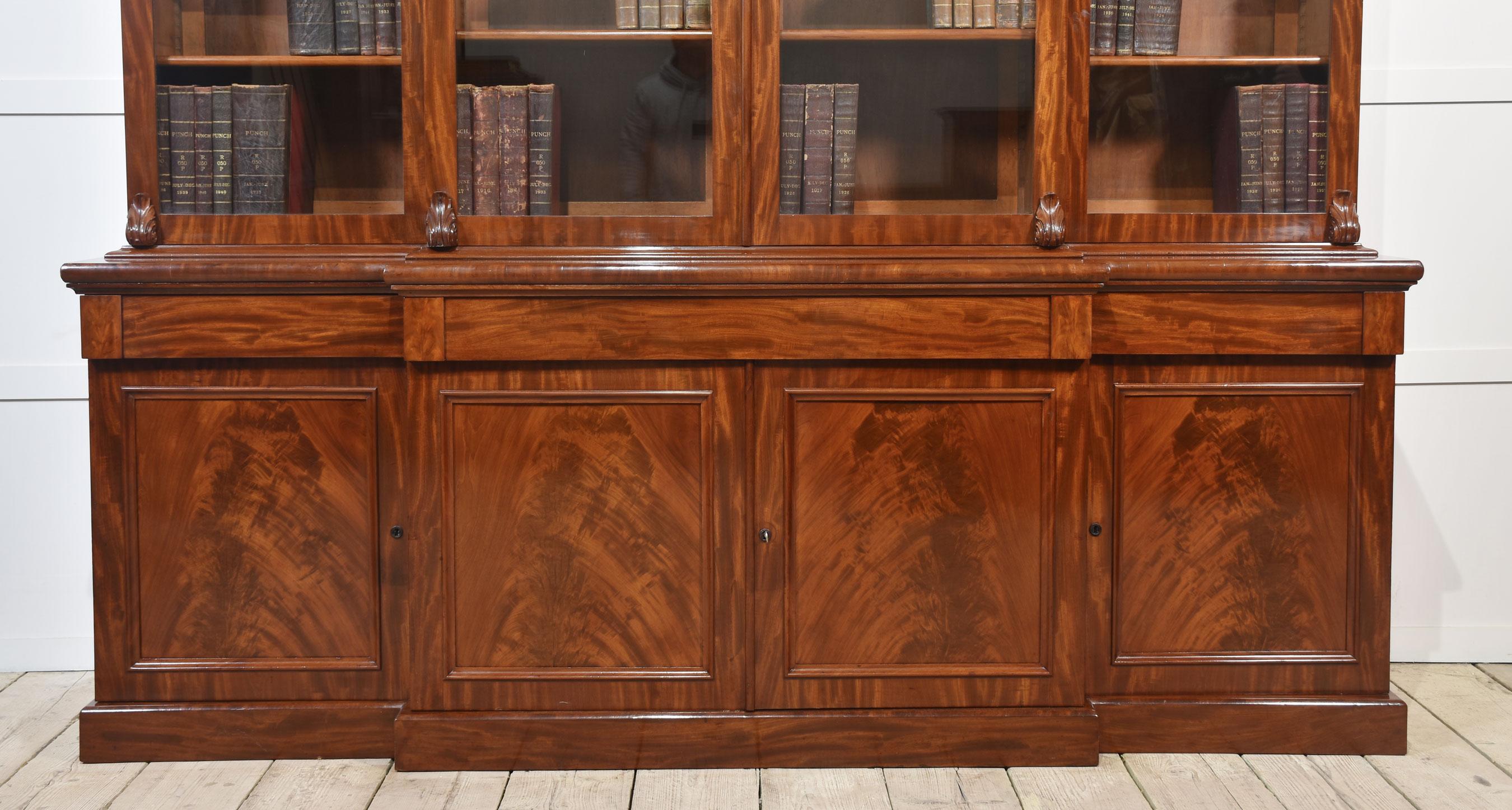 Libreria in mogano del XIX secolo con ante a ribalta in vendita 2